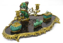 Un'enciclopedia in stile Luigi XV con lacca, porcellana e bronzo dorato