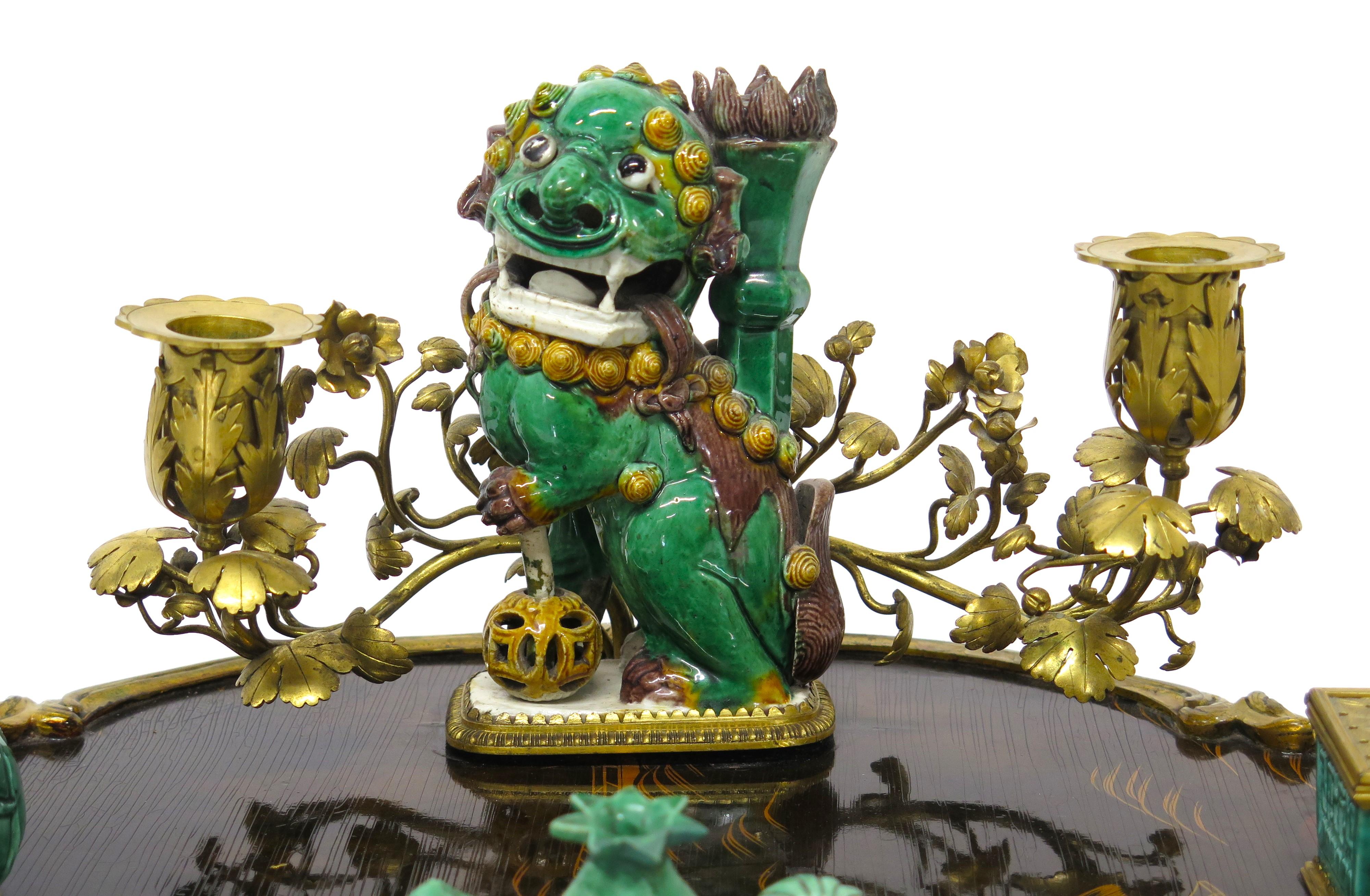 A Louis XV-Style Lacquer, Porcelain and Gilt Bronze-Mounted Encrier For Sale 2