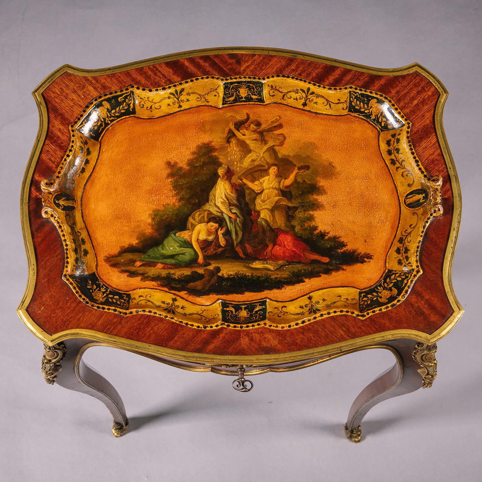 Ein feiner Tisch im Stil Louis XV aus vergoldetem Bronze und lackiertem Bois Satiné mit Tablettplatte von Henry Dasson. 

Dieser elegante Tisch ist auf der Oberseite mit einem lackierten Tablett versehen, das mit einer Szene von Glück und Überfluss