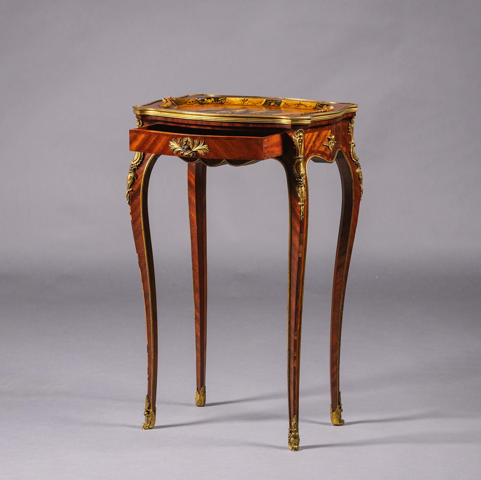 Français Table à plateau laqué de style Louis XV par Henry Dasson en vente