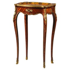 Table à plateau laqué de style Louis XV par Henry Dasson