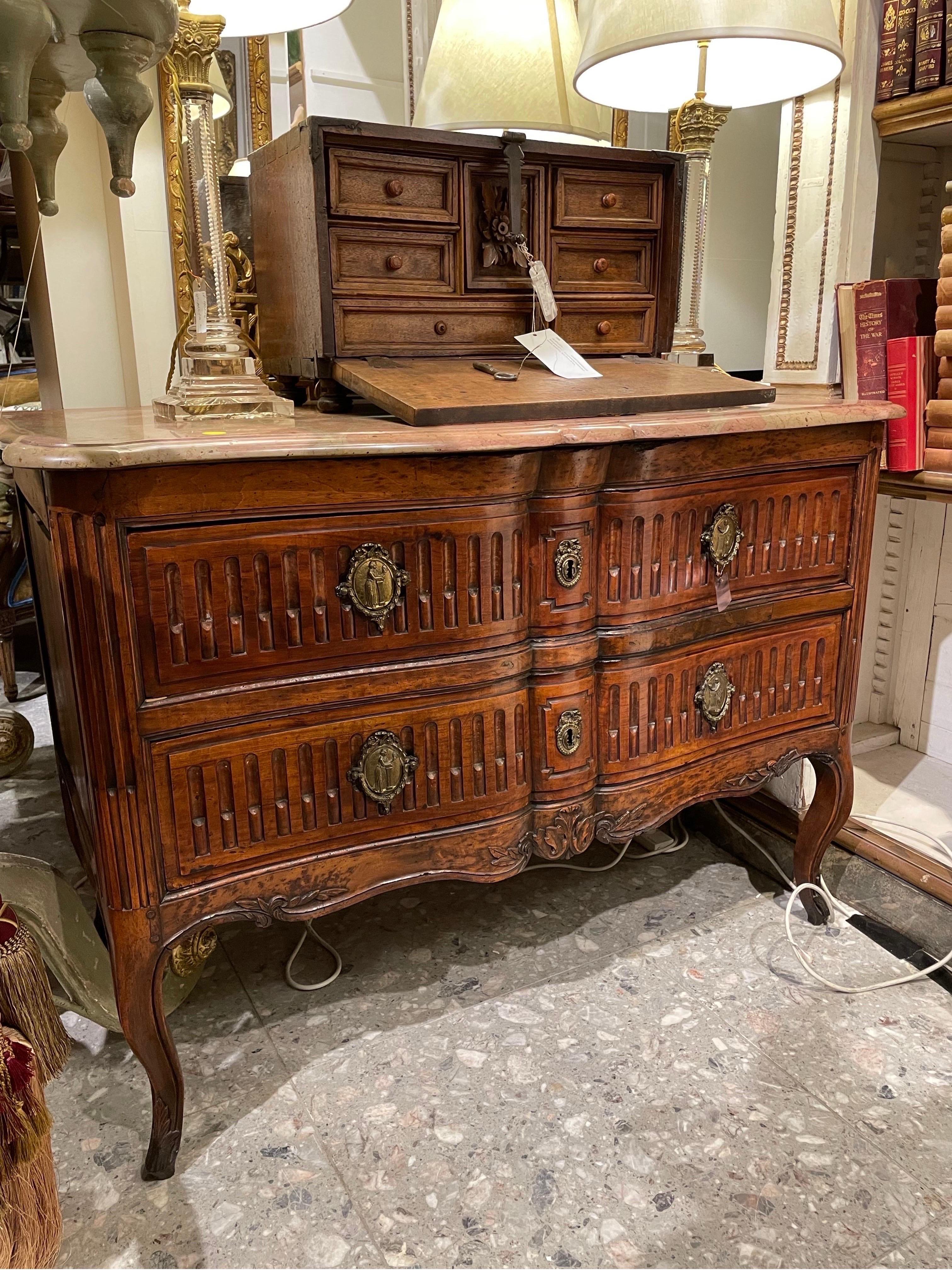 Commode con piano in marmo in stile Luigi XV, Francia, XIX secolo

Altezza: 89,5 cm Larghezza: 123 cm Profondità: 64 cm

Provenienza: Collezione privata di Melbourne.