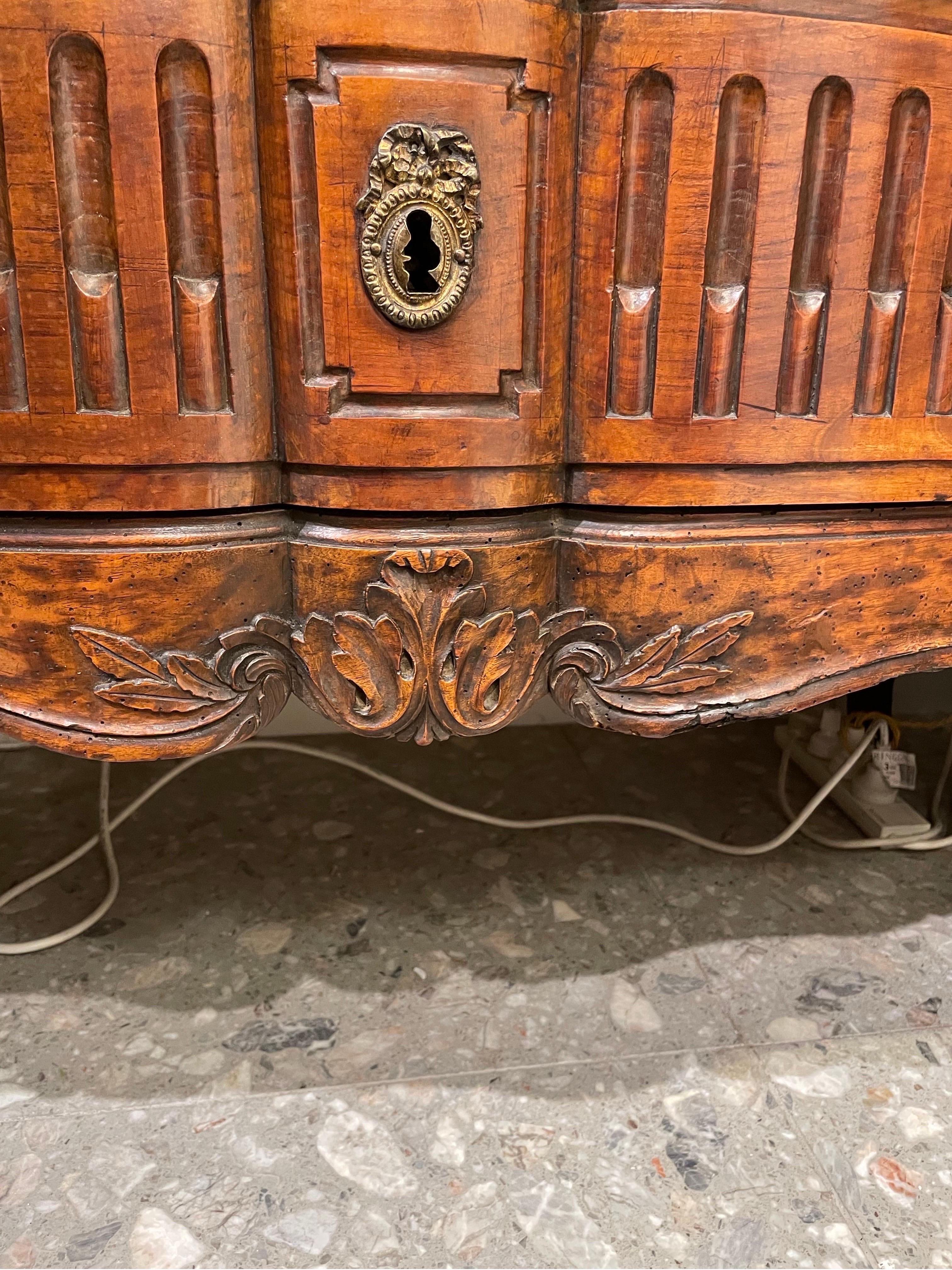 Francese Commode con piano in marmo in stile Luigi XV, Francia, XIX secolo in vendita