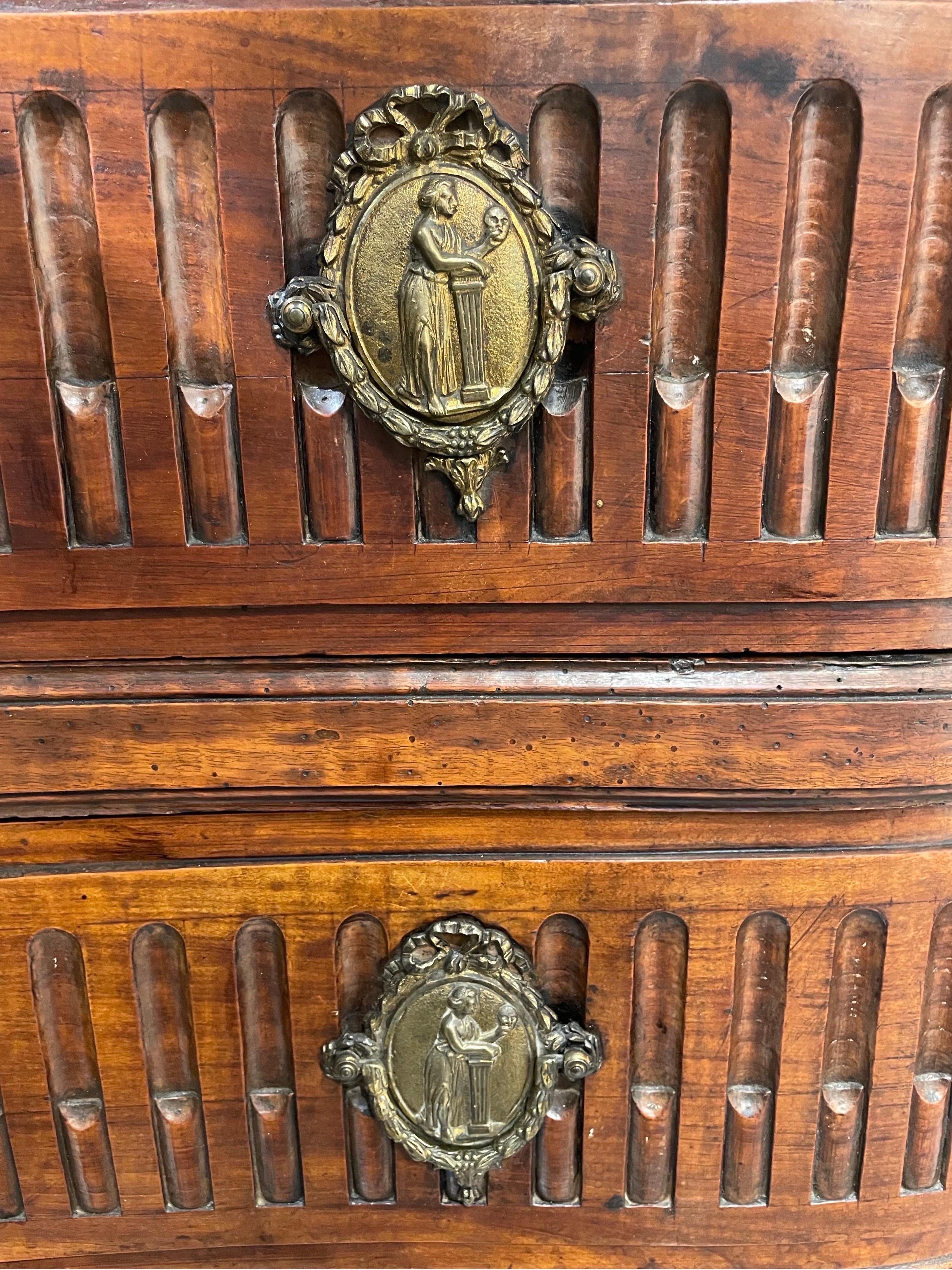 Intagliato a mano Commode con piano in marmo in stile Luigi XV, Francia, XIX secolo in vendita