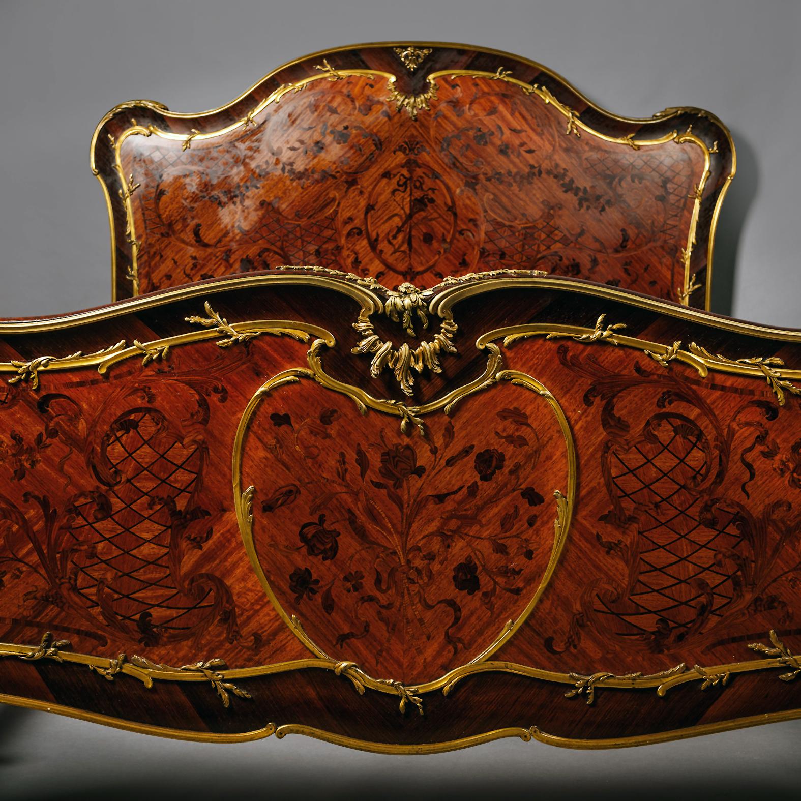 Français Lit double en marqueterie de style Louis XV, attribué à François Linke en vente