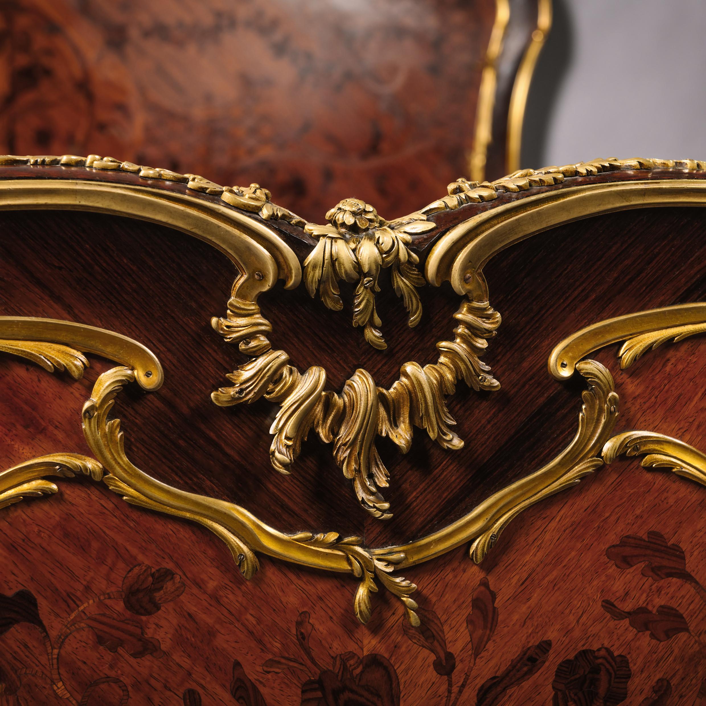 Doré Lit double en marqueterie de style Louis XV, attribué à François Linke en vente