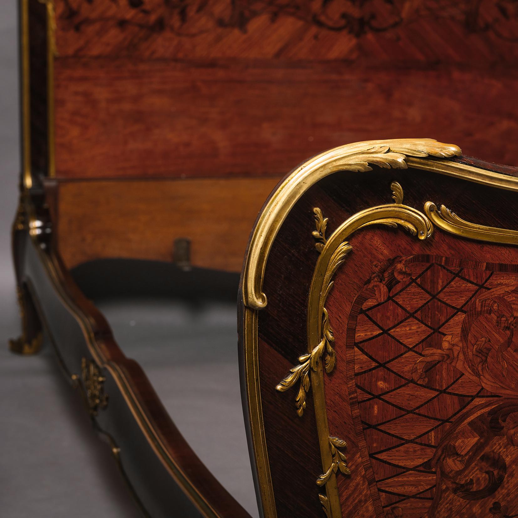 XIXe siècle Lit double en marqueterie de style Louis XV, attribué à François Linke en vente