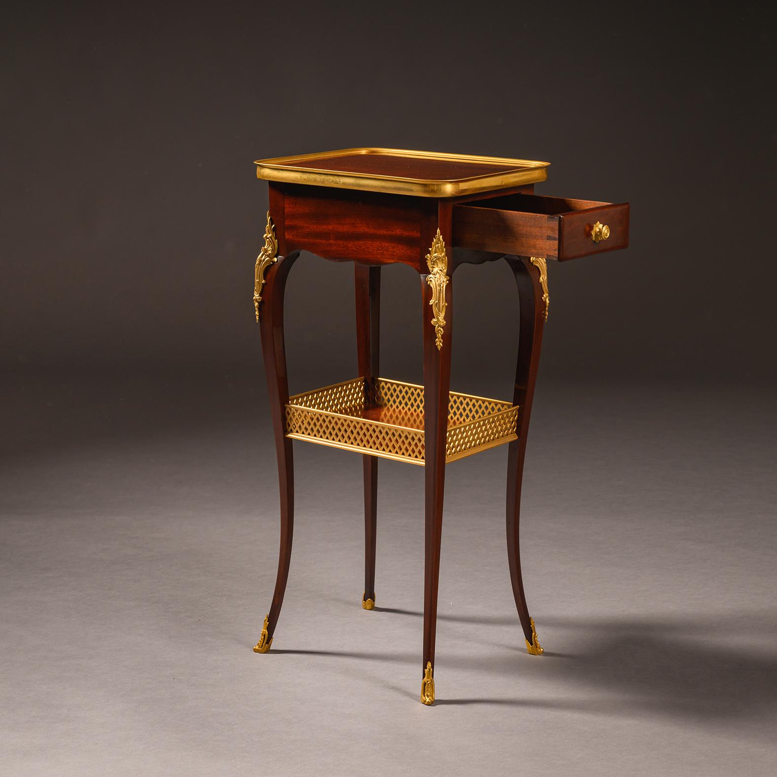 A  Vergoldetes Mahagoni mit Bronzebeschlägen im Louis XV-Stil, kleiner Nachttisch oder Beistelltisch, Henry Dasson zugeschrieben.  

Rechteckige Form mit vergoldeten Bronzerändern über einer Schublade, die sich zur Schmalseite hin öffnet, mit