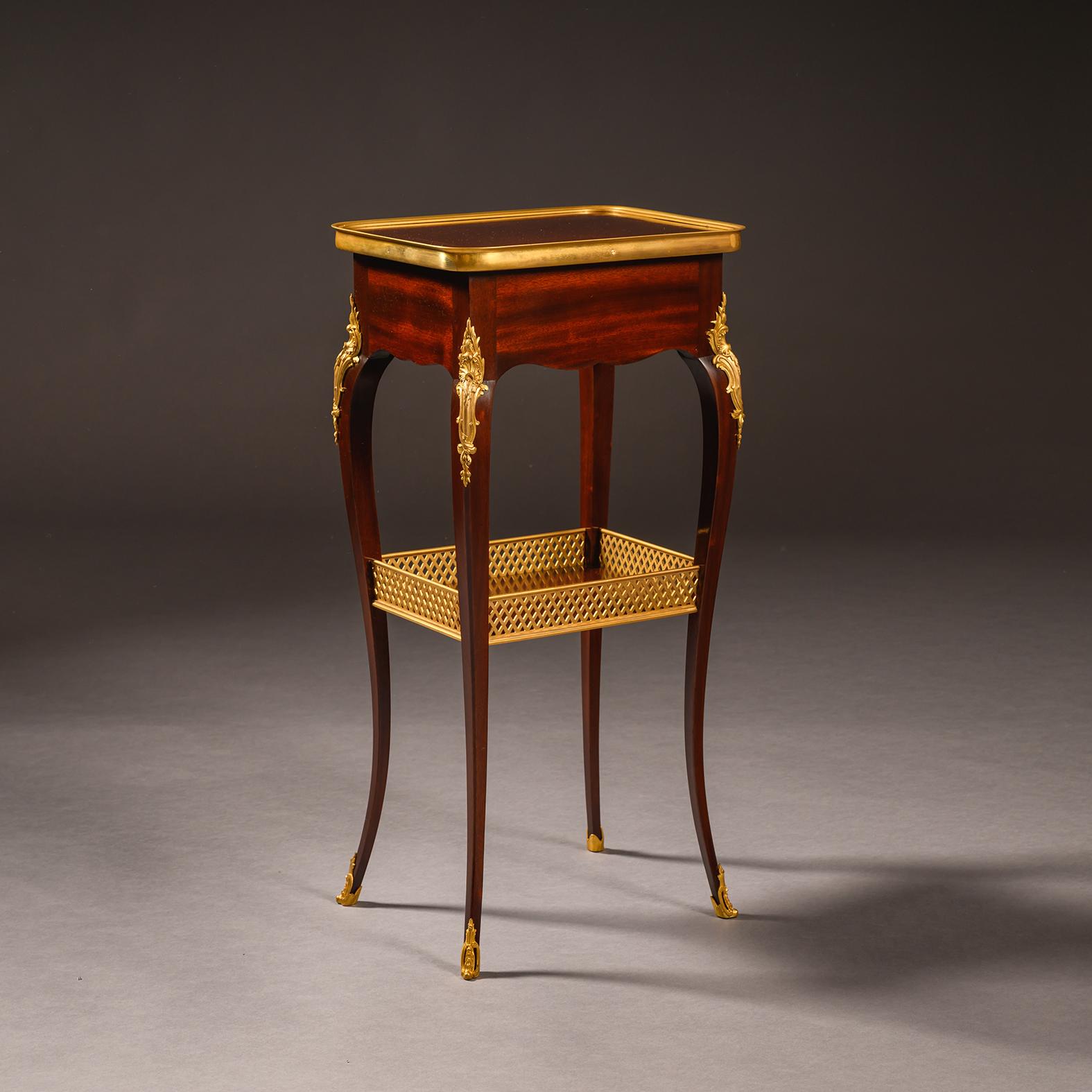 A  Nachttisch oder Beistelltisch im Stil Louis XV, Henry Dasson zugeschrieben (Louis XVI.) im Angebot