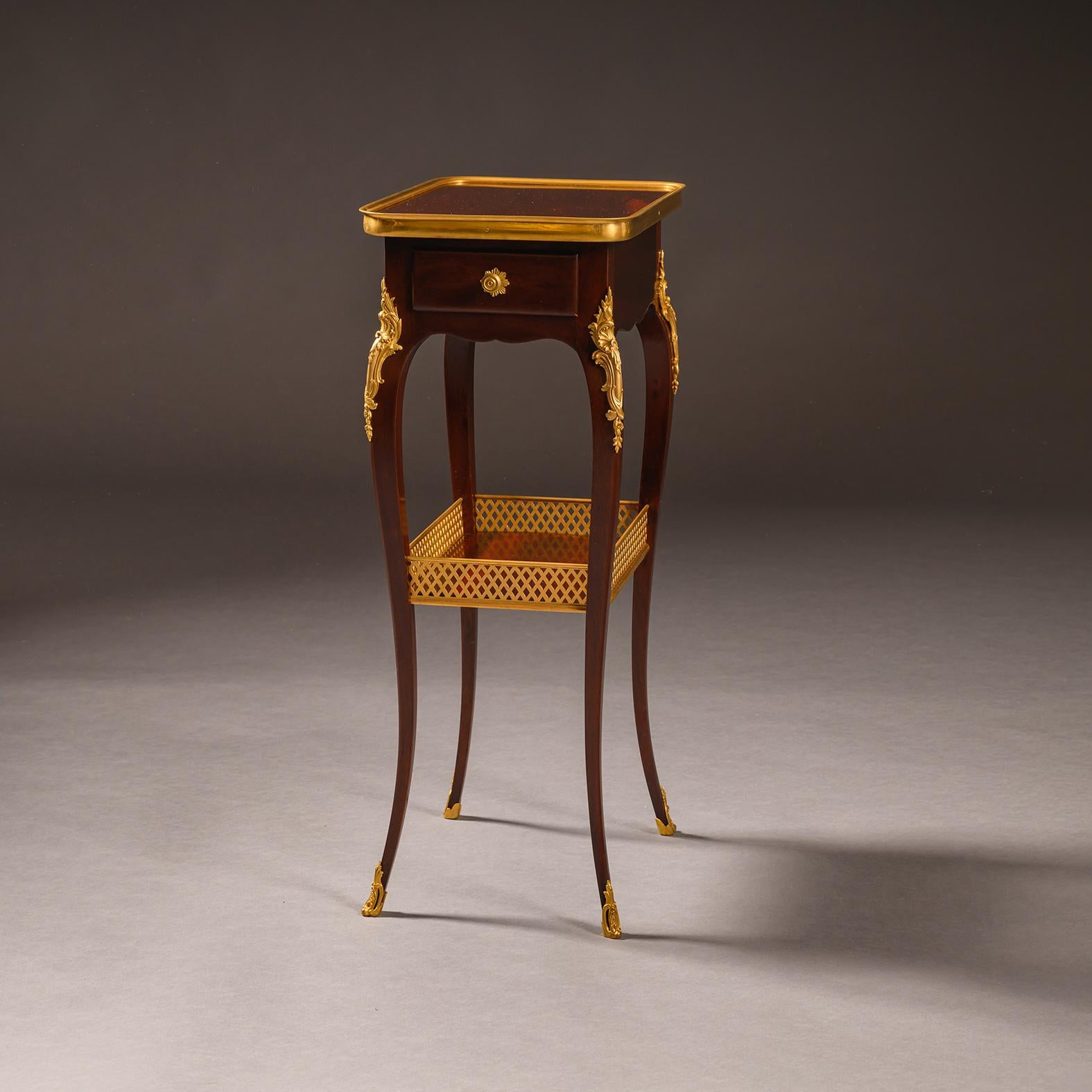 A  Nachttisch oder Beistelltisch im Stil Louis XV, Henry Dasson zugeschrieben (Französisch) im Angebot