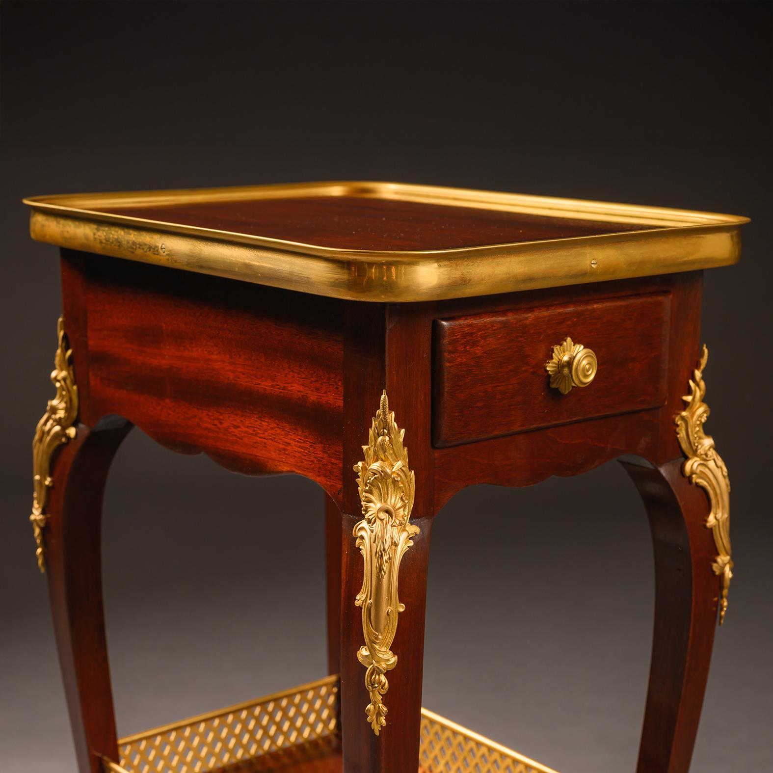 A  Nachttisch oder Beistelltisch im Stil Louis XV, Henry Dasson zugeschrieben (Goldbronze) im Angebot