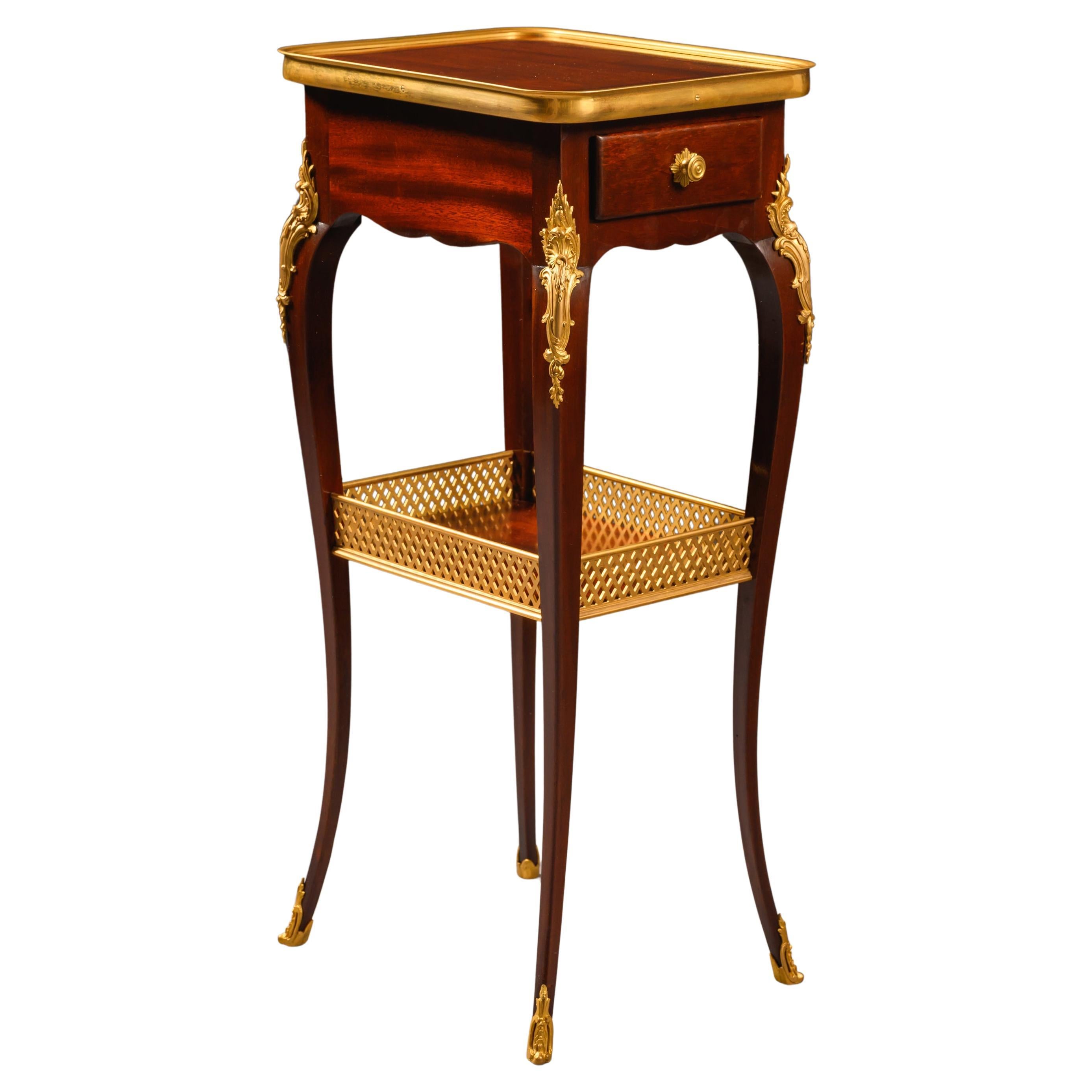 A  Nachttisch oder Beistelltisch im Stil Louis XV, Henry Dasson zugeschrieben im Angebot