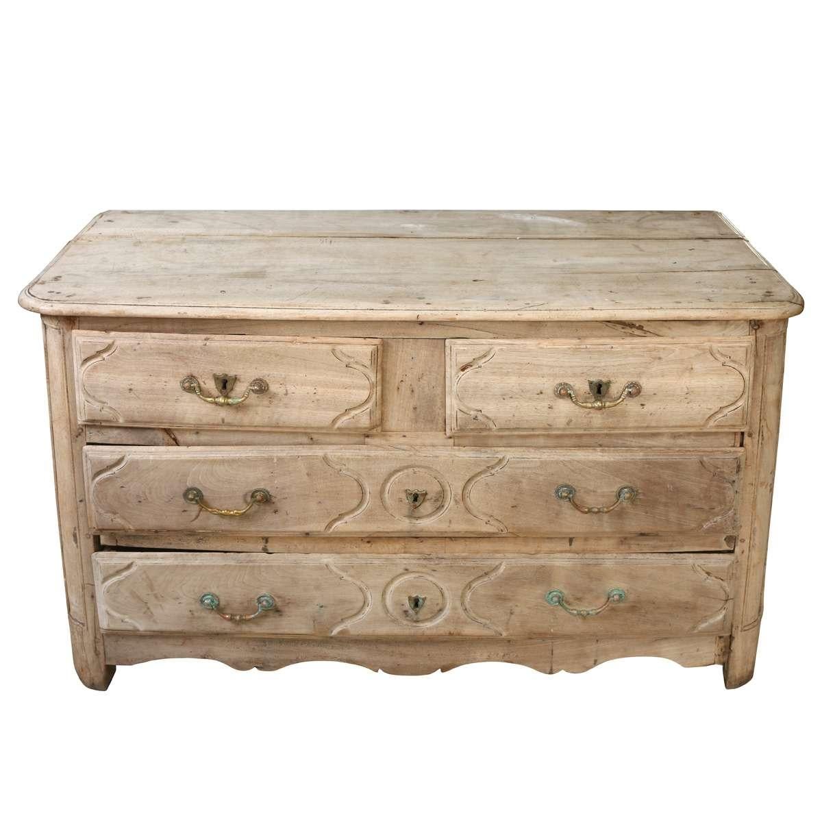 Encantadora cómoda de estilo Luis XV en acabado de roble blanqueado, con dos cajones pequeños sobre dos cajones grandes. Su pátina rústica se ha ganado con el paso del tiempo, convirtiéndola en un tesoro único.