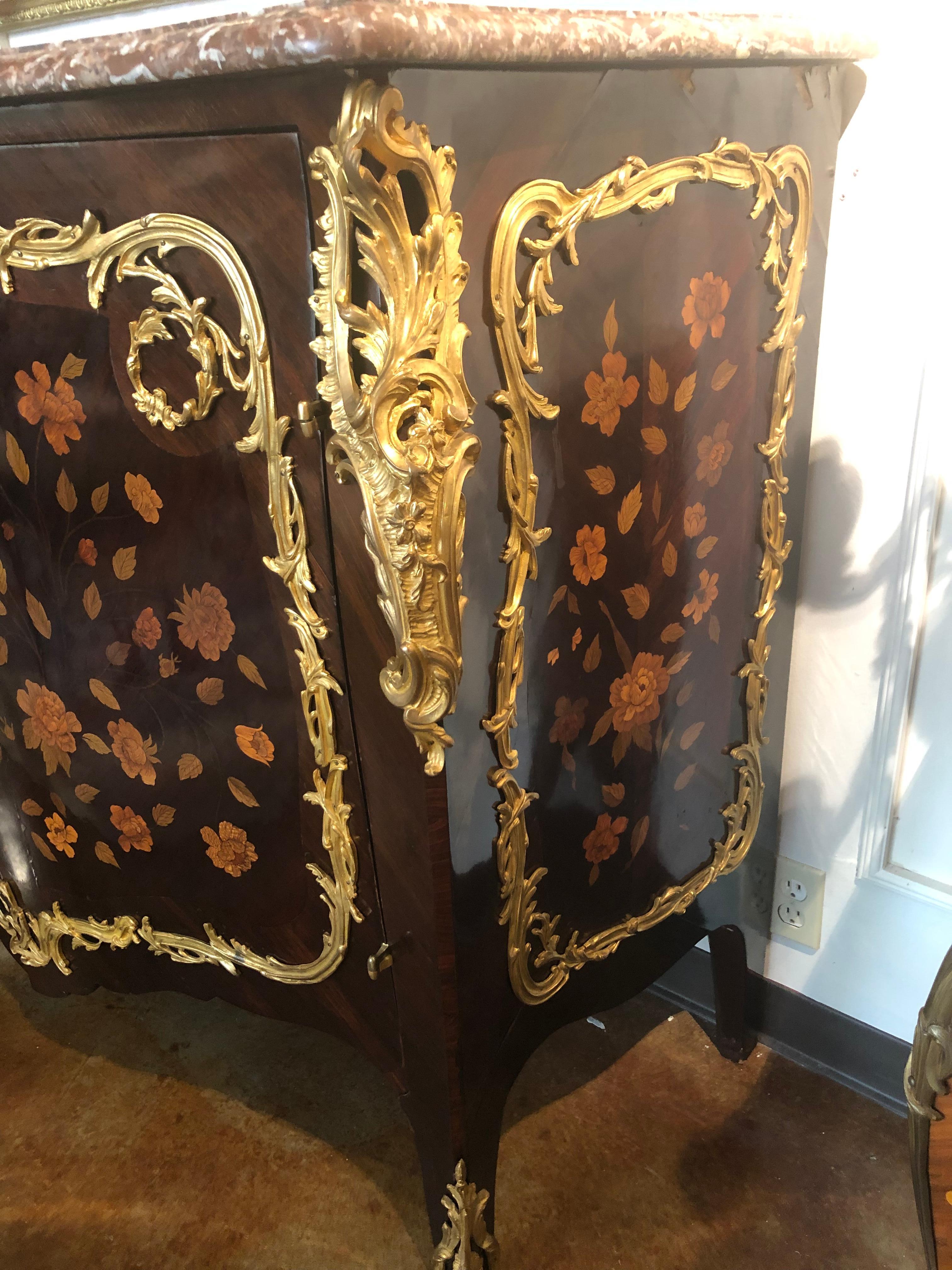 Marqueterie Meuble de rangement de style Louis XV en marqueterie de bois de violette et de tulipier monté en bronze doré en vente