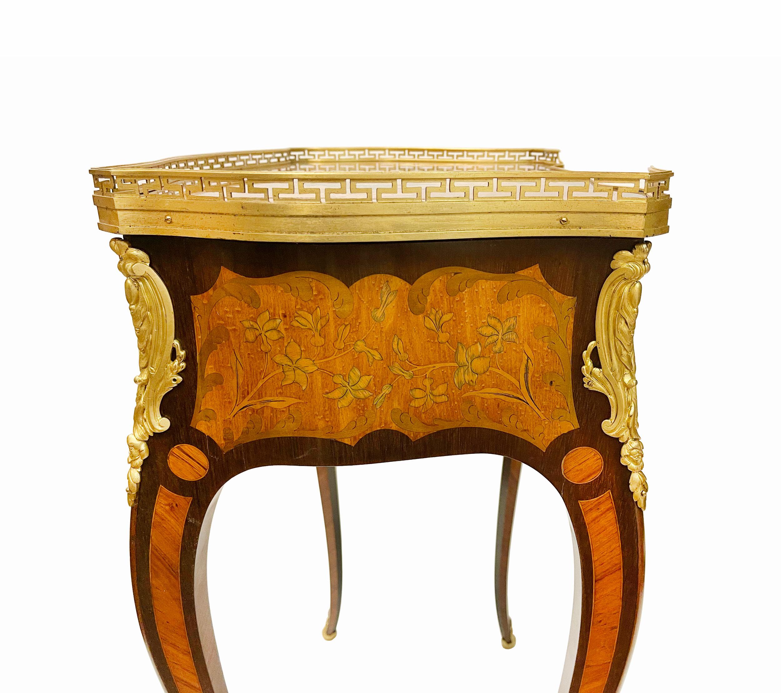 Schreibtisch im Stil von Louis XV. mit Goldbronzebeschlägen von Beurdeley, Frankreich, um 1880 im Angebot 5