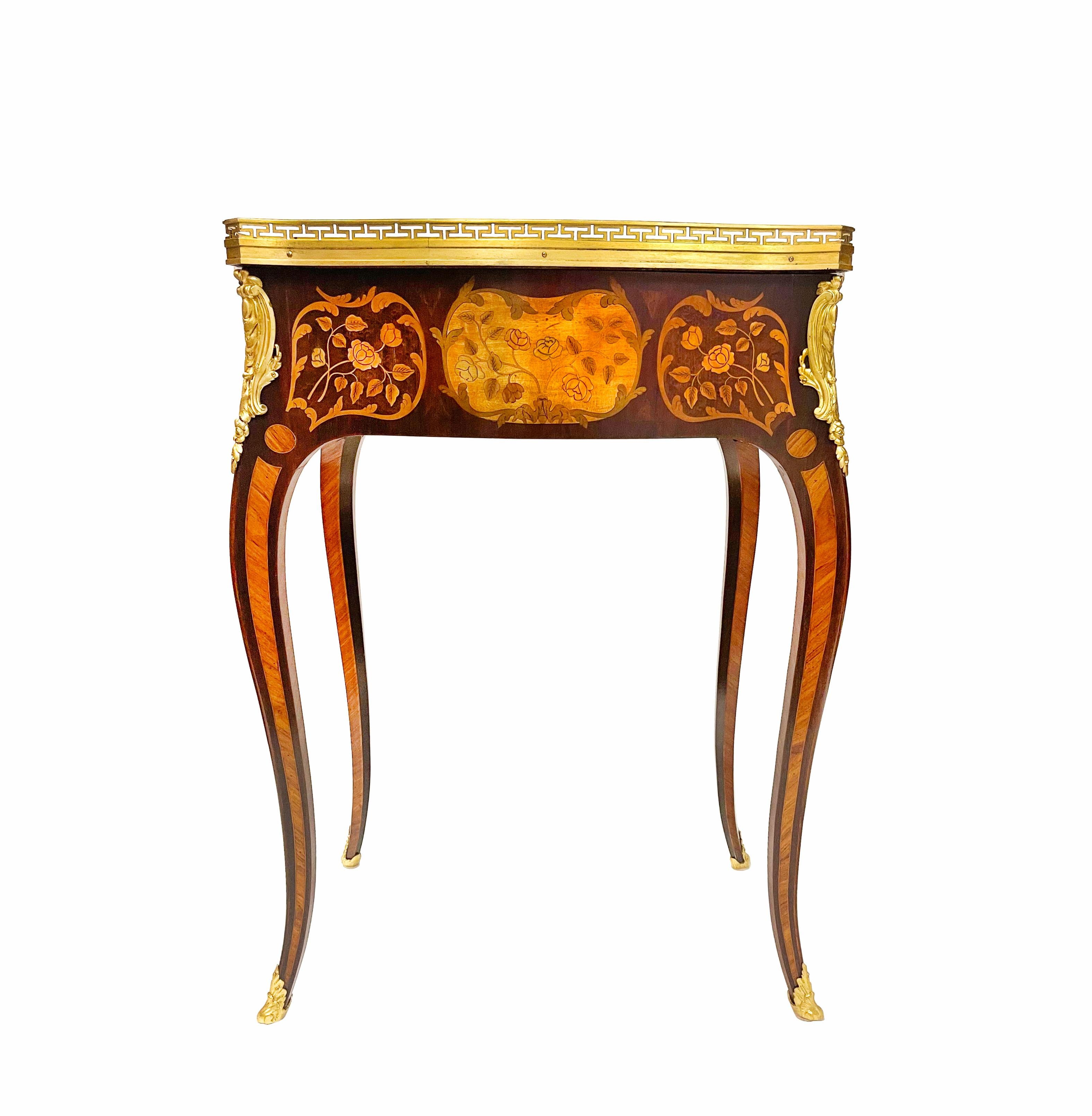 Schreibtisch im Stil von Louis XV. mit Goldbronzebeschlägen von Beurdeley, Frankreich, um 1880 im Angebot 6