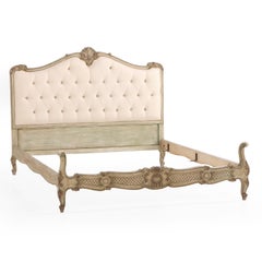 Lit complet en bois peint et sculpté de style Louis XV, C.C. 1940.