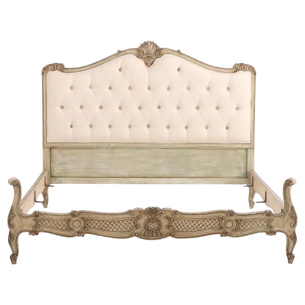 Lit complet en bois peint et sculpté de style Louis XV, C.C. 1940. en vente