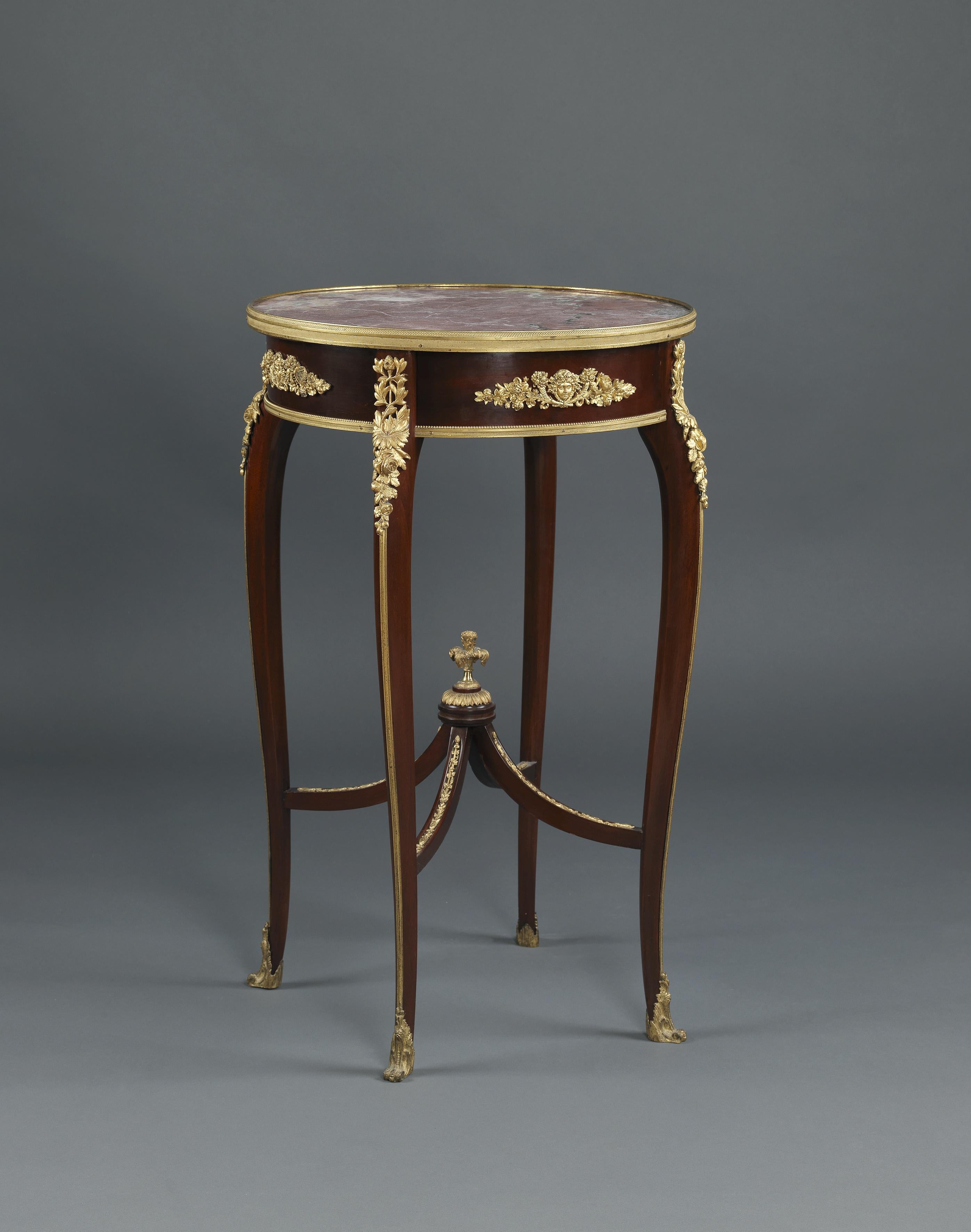 Ein Marmor- und vergoldeter Bronzetisch Ambulante im Stil Louis XV, François Linke zugeschrieben.

Frankreich, um 1880.

Ein Marmor- und vergoldeter Bronzetisch Ambulante im Stil Louis XV, François Linke zugeschrieben, mit einer runden Platte