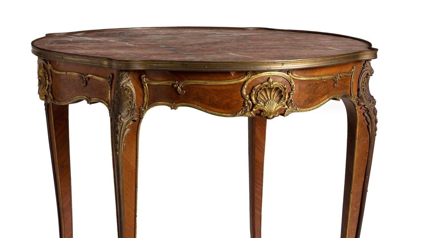 Ein Tisch im Louis-XV-Stil im Angebot 2