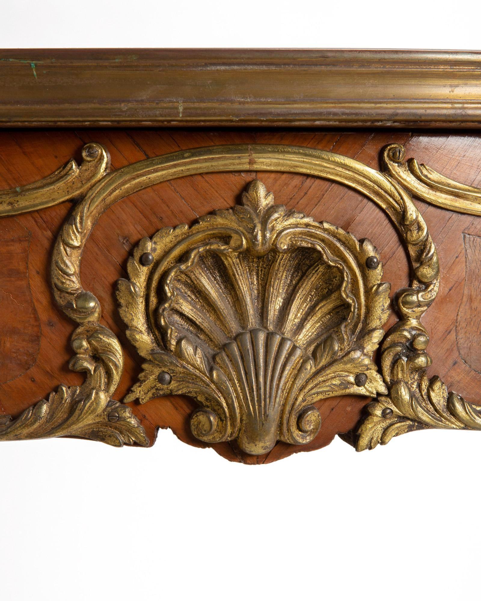 Ein Tisch im Louis-XV-Stil im Angebot 3