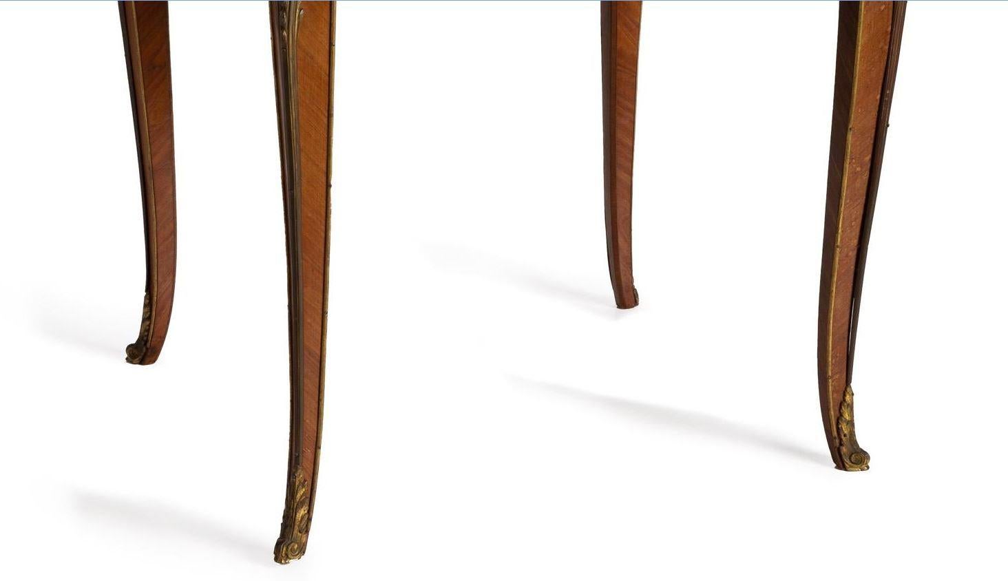 Una mesa de estilo Luis XV en venta 4