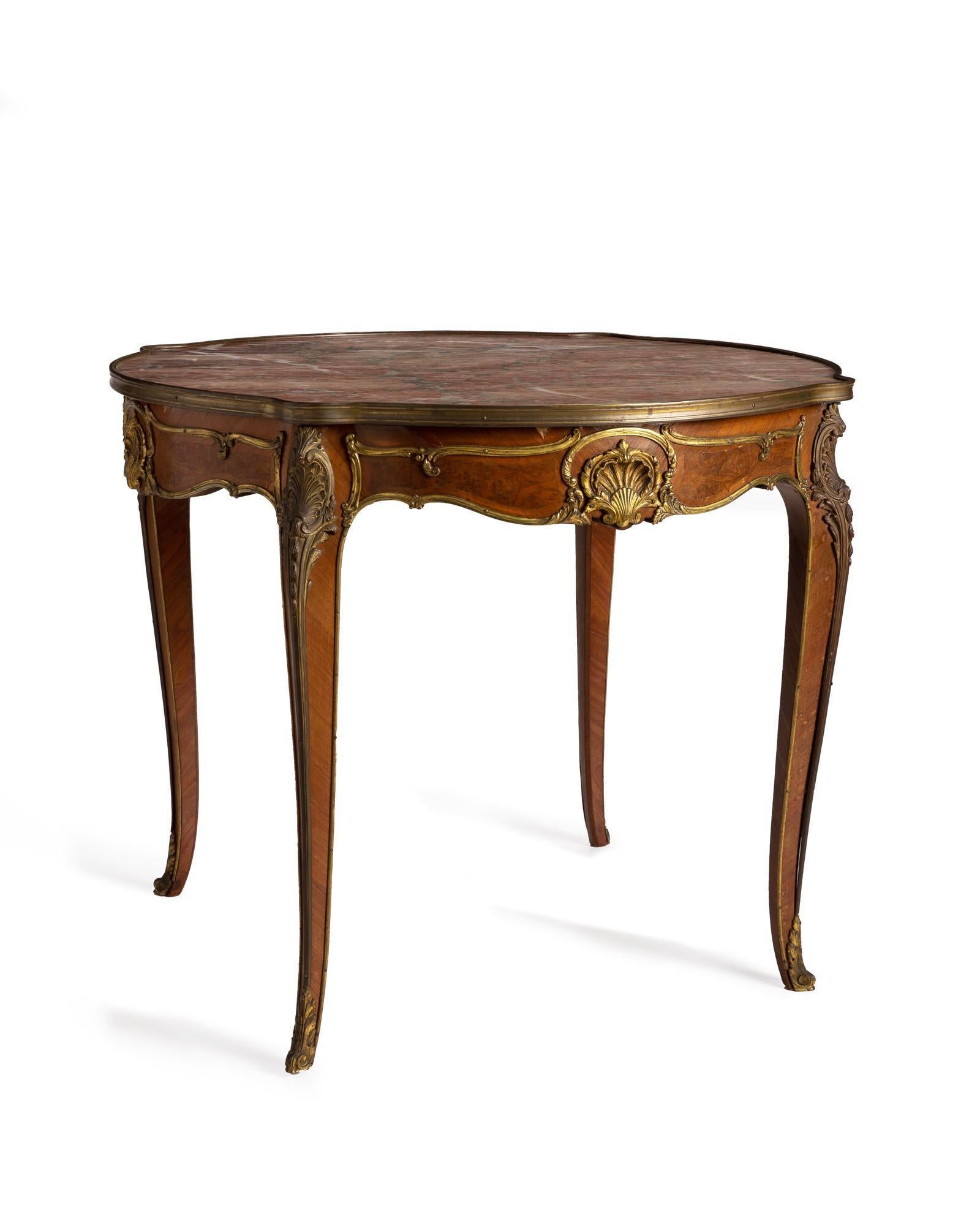 Ein Tisch im Louis-XV-Stil (Handgefertigt) im Angebot