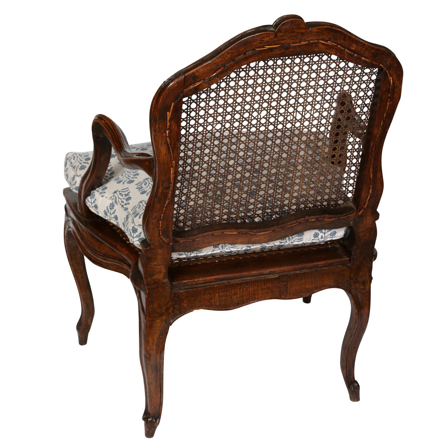 Inconnu Chaise en noyer de style Louis XV avec dossier et assise cannés en vente