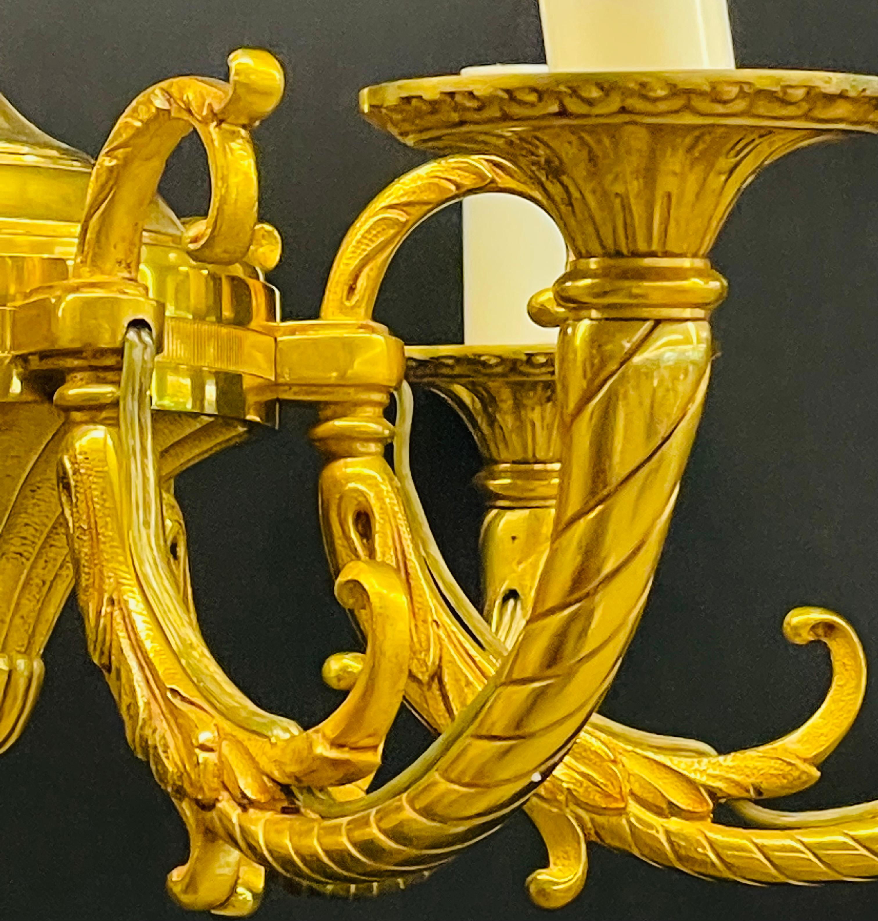 Français Lustre Louis XVI en bronze doré en vente