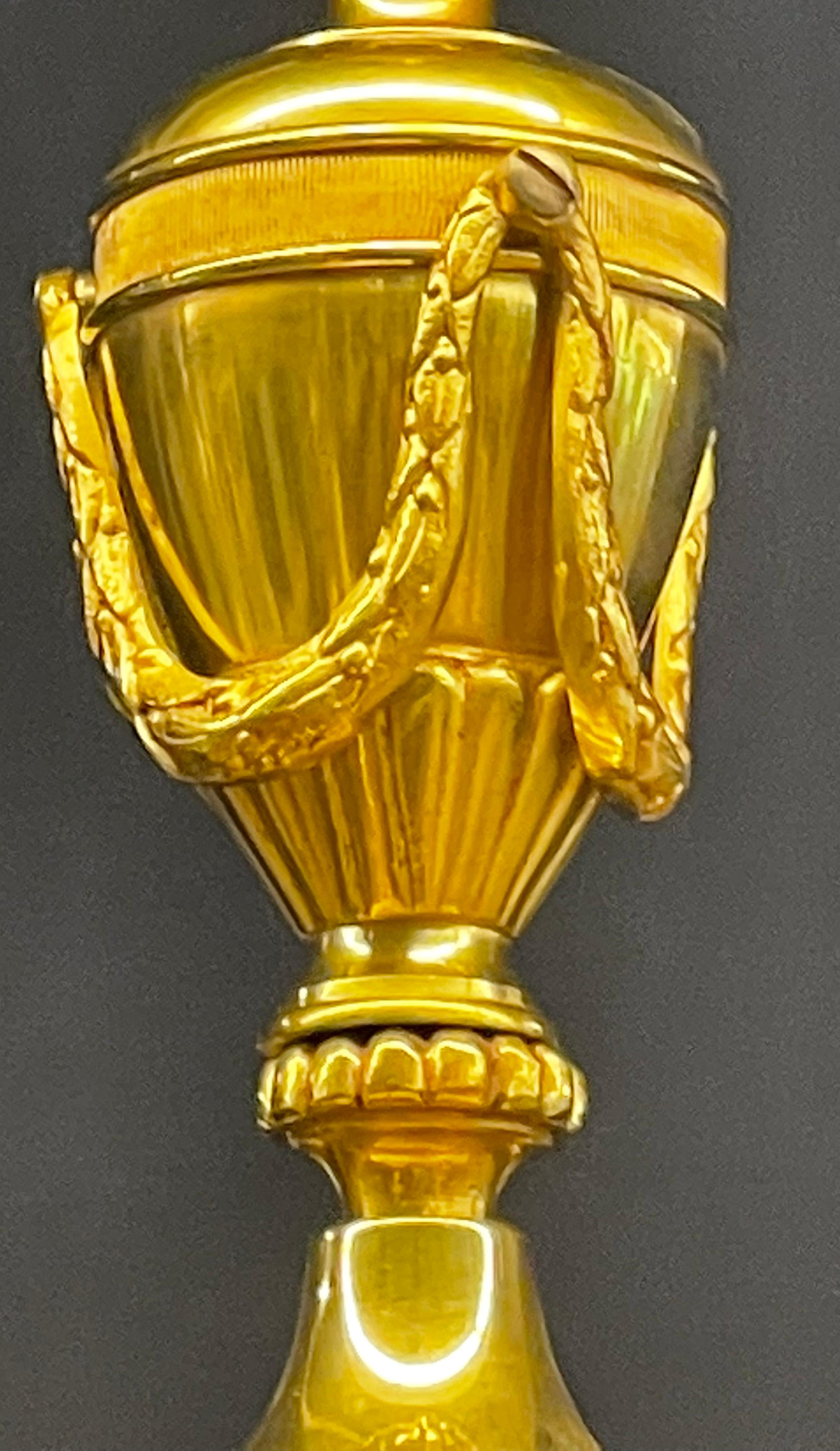 Doré Lustre Louis XVI en bronze doré en vente