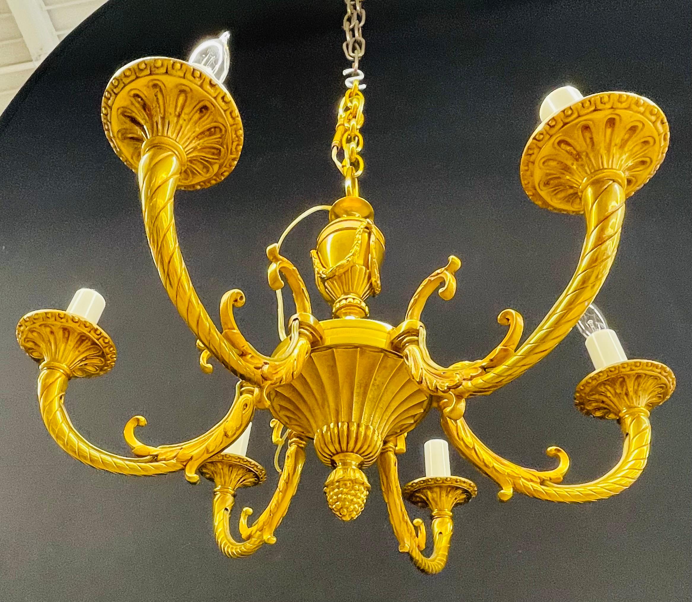 Lustre Louis XVI en bronze doré Bon état - En vente à Stamford, CT