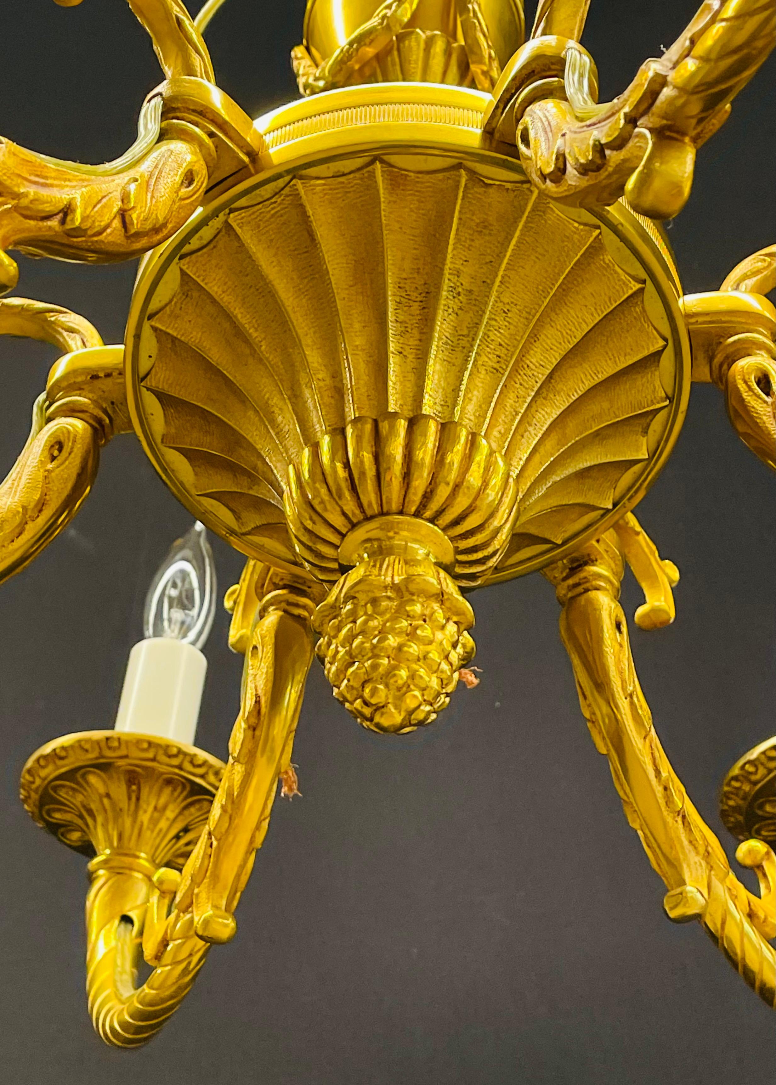 Milieu du XXe siècle Lustre Louis XVI en bronze doré en vente