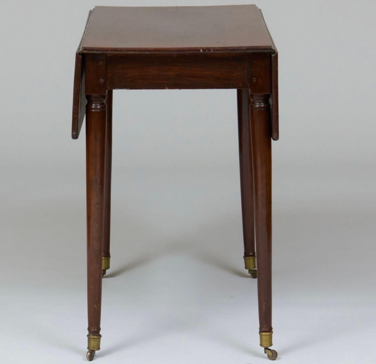 Ein Louis XVI-Tisch mit ausklappbarem Tischblatt (Französisch)