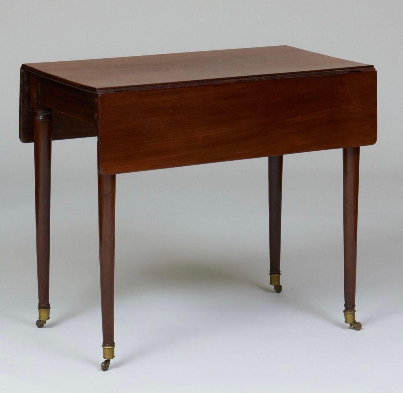 Ein Louis XVI-Tisch mit ausklappbarem Tischblatt (Spätes 18. Jahrhundert)