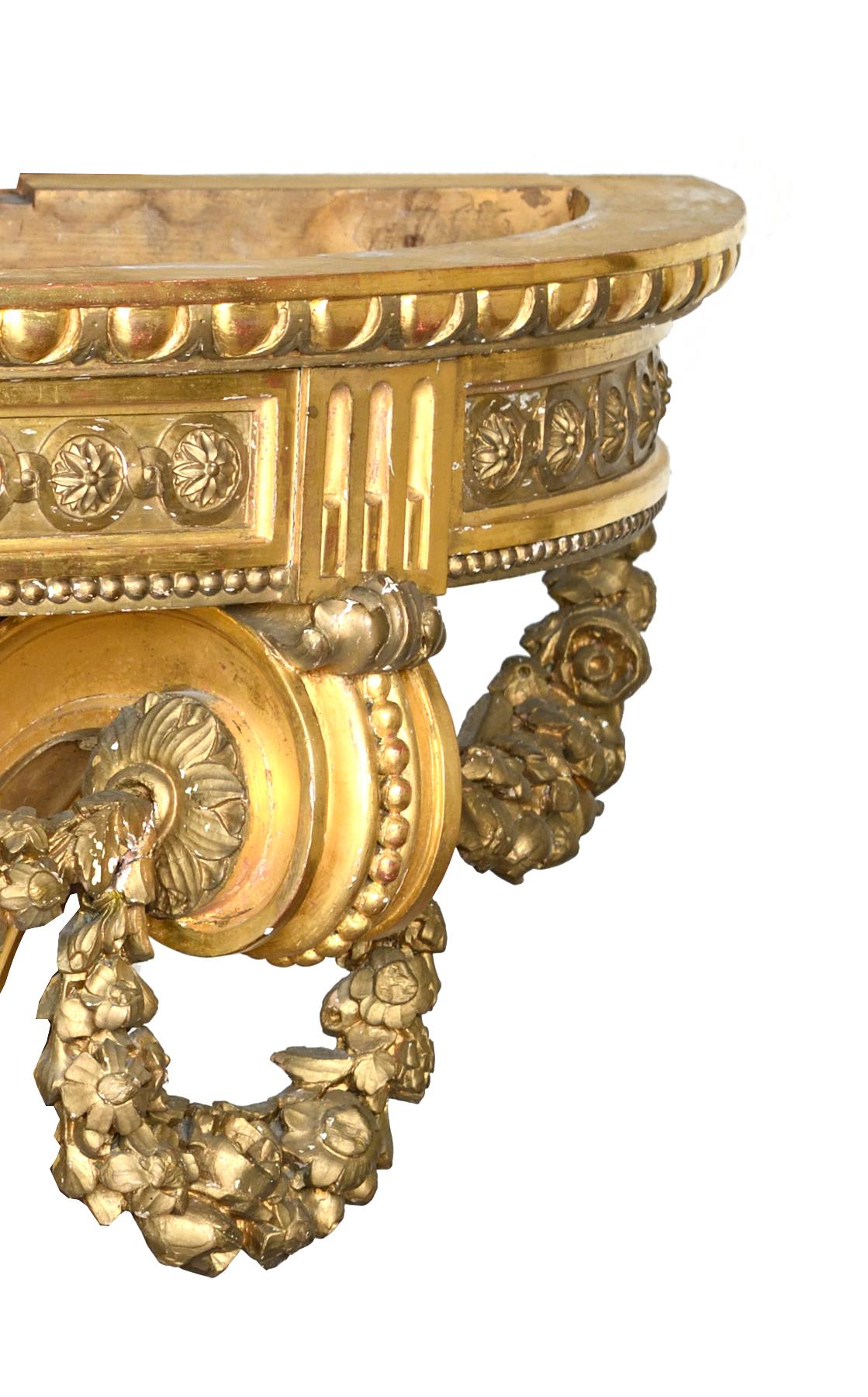 Eine schöne und äußerst dekorative französische Konsole aus Goldholz im Louis XVI-Stil mit Marmorplatte Die Schnitzerei dieser Konsole ist sehr exquisit.