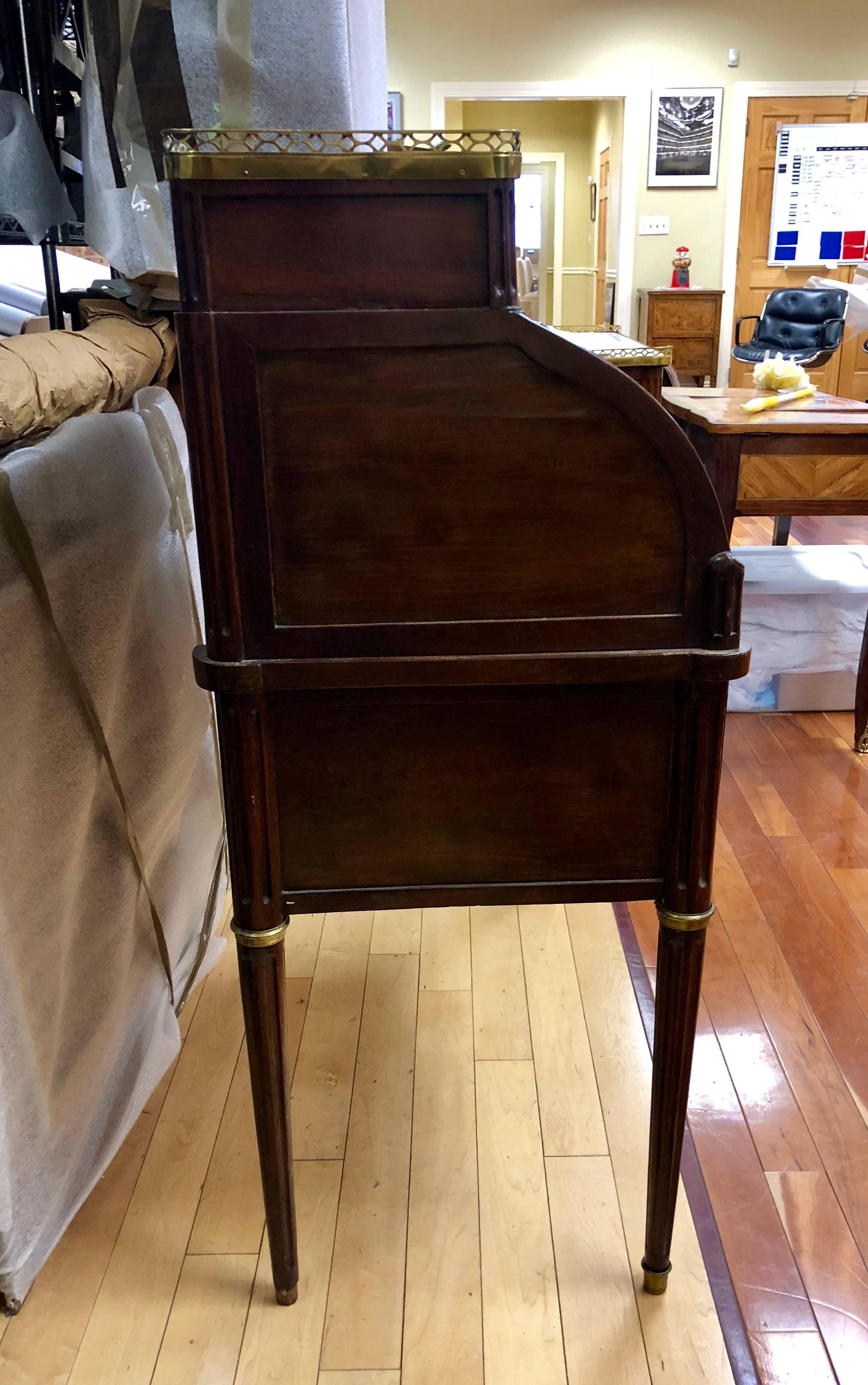 Louis XVI Mahogany and Brass Mounted Bureau a Cylindre, Late 18th Century In Good Condition For Sale In Spencertown, NY