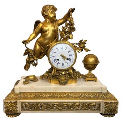 Eine Louis XVI Kaminsimsuhr aus Ormolu und weißem Marmor mit Amor