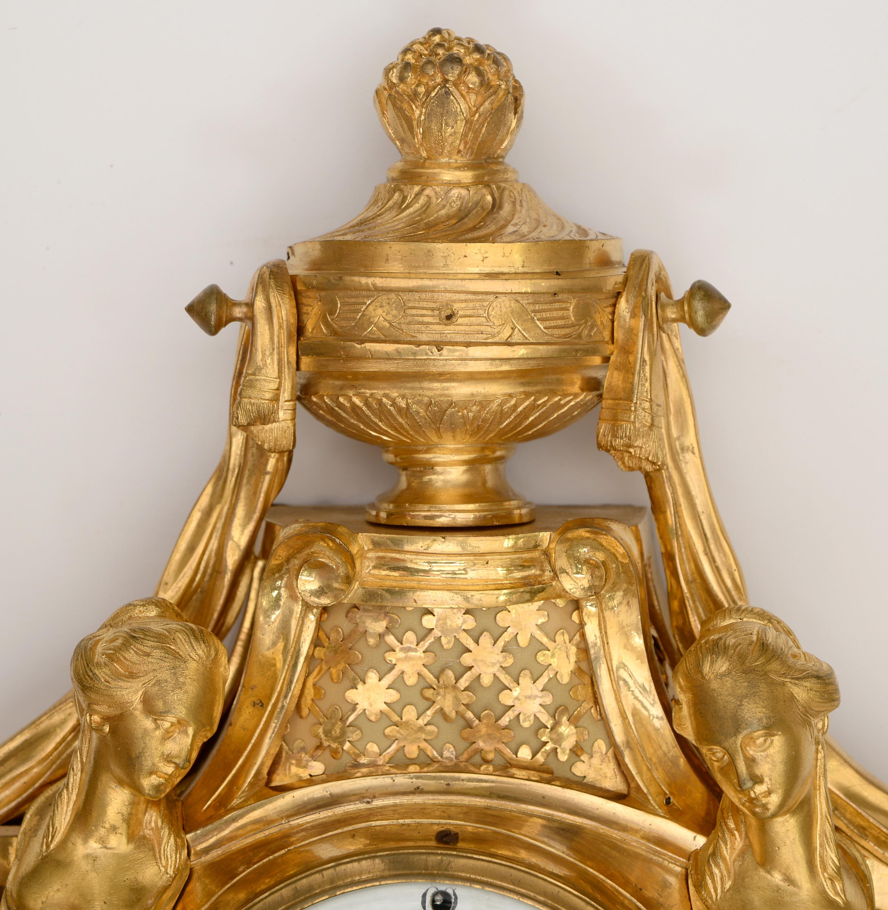 Pendule de cartel en bronze doré Louis XVI, le cadran circulaire en émail blanc signé 