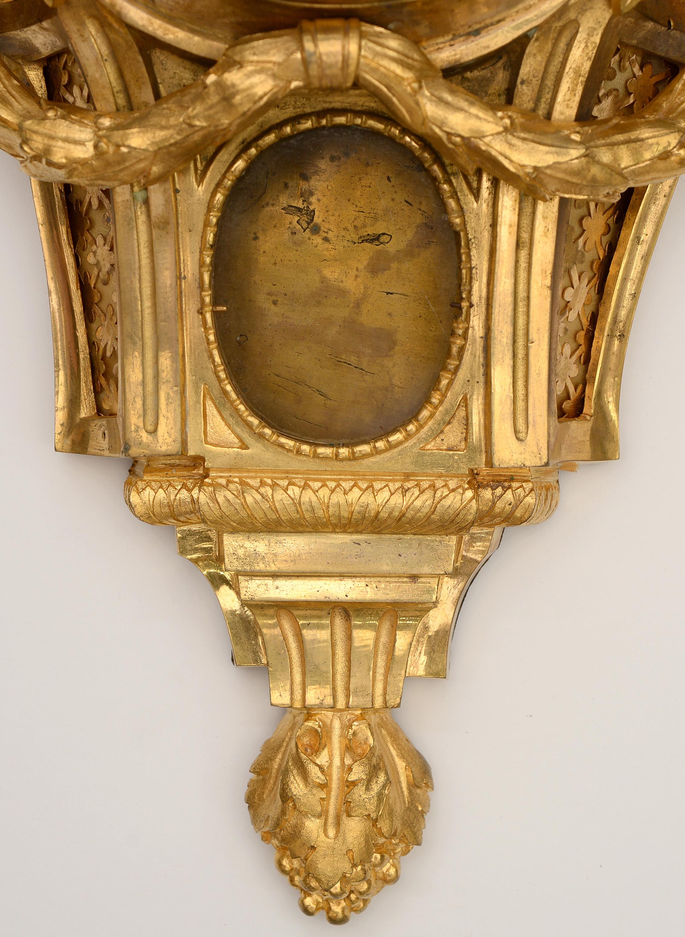 Néoclassique Pendule de cartel en bronze doré de style Louis XVI en vente