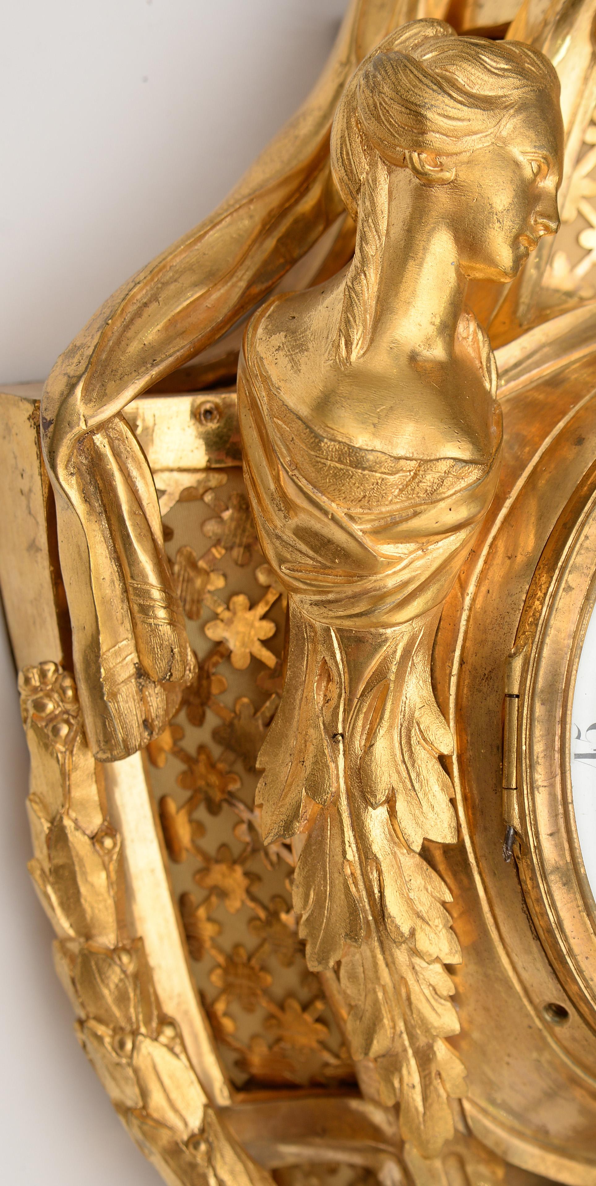 Français Pendule de cartel en bronze doré de style Louis XVI en vente