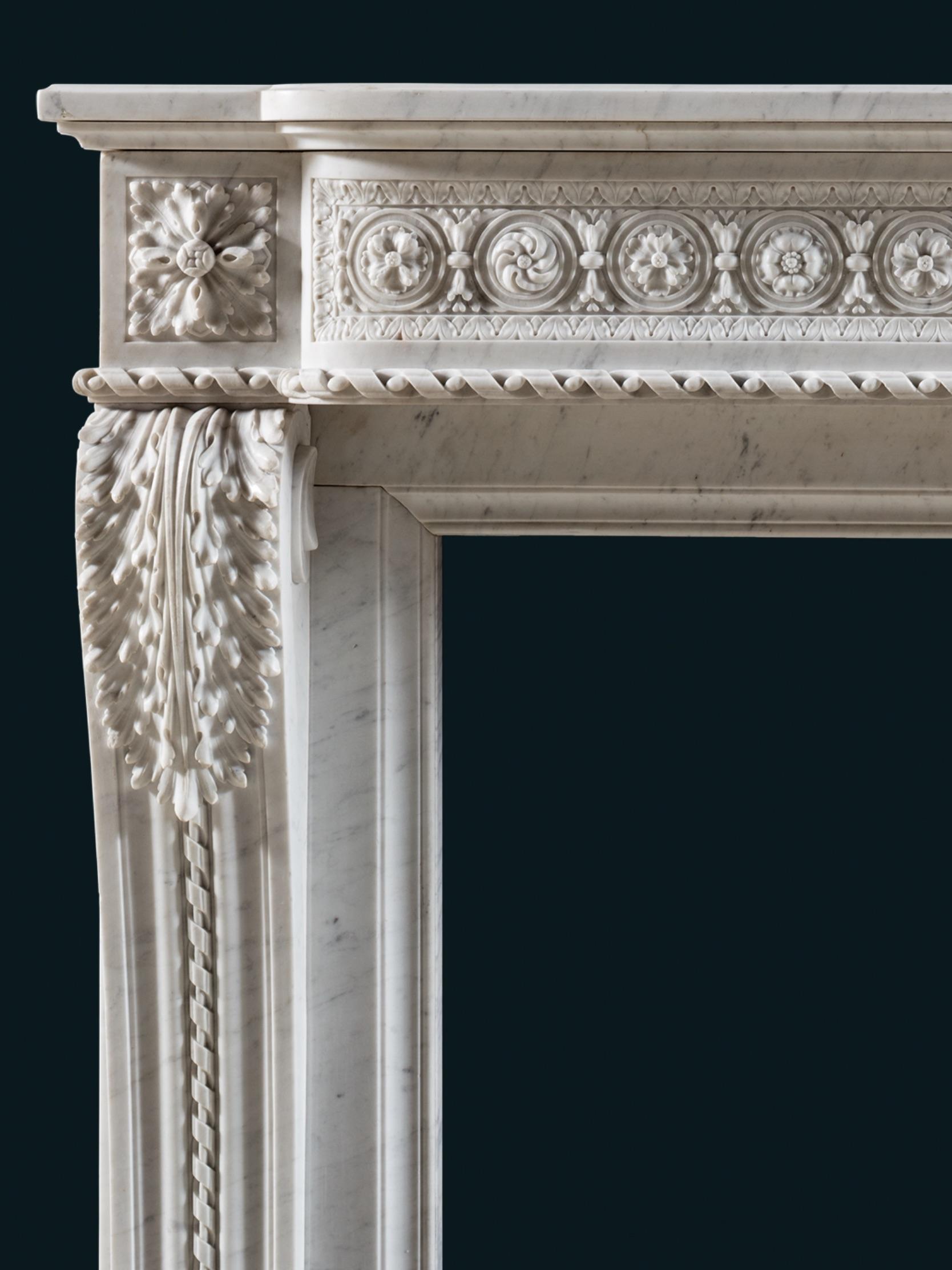 Français Cheminée ornée de style Louis XVI en marbre blanc en vente