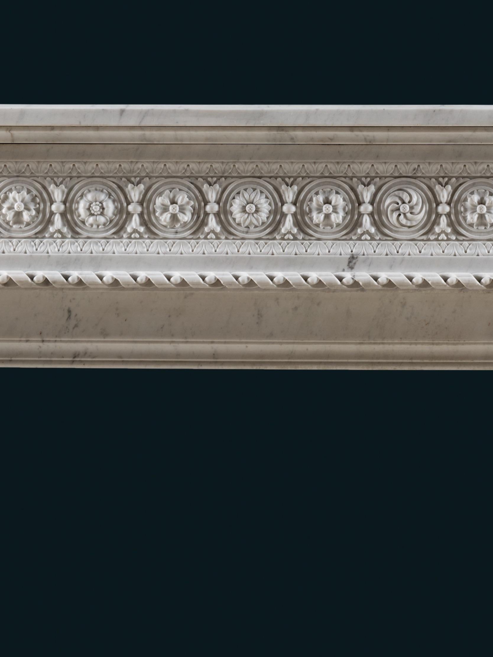 Sculpté à la main Cheminée ornée de style Louis XVI en marbre blanc en vente