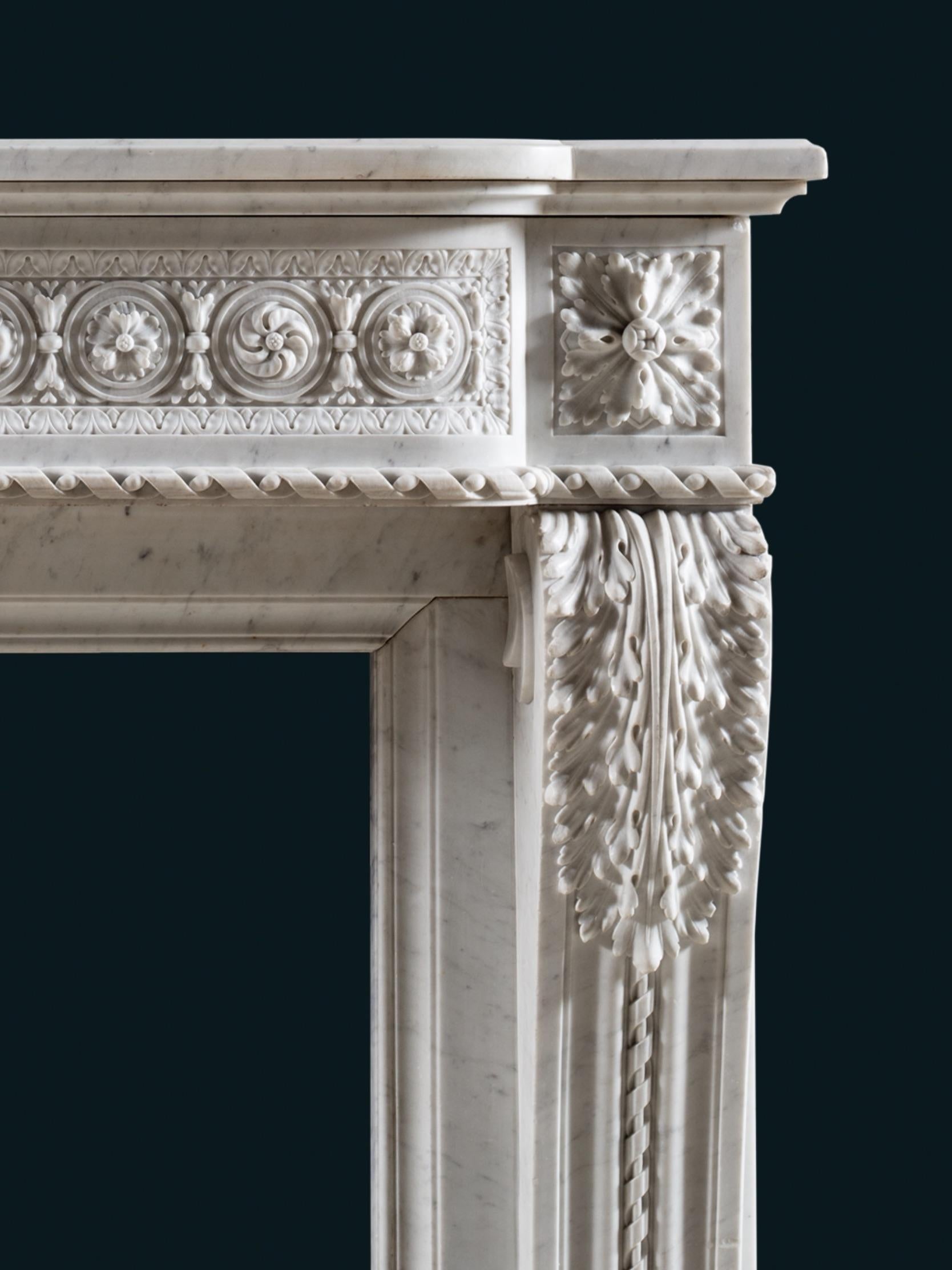 Cheminée ornée de style Louis XVI en marbre blanc Bon état - En vente à London, GB