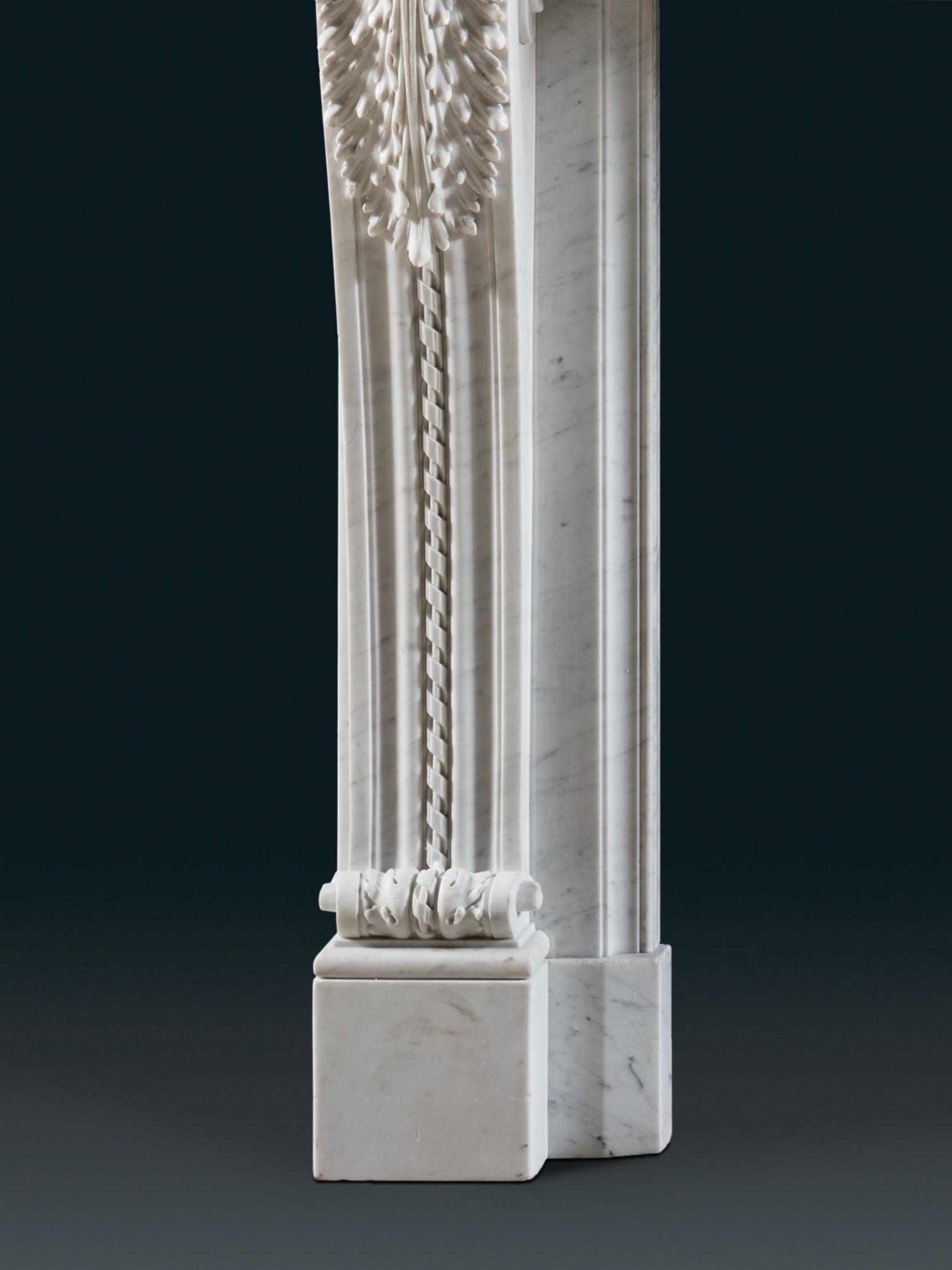 XVIIIe siècle Cheminée ornée de style Louis XVI en marbre blanc en vente
