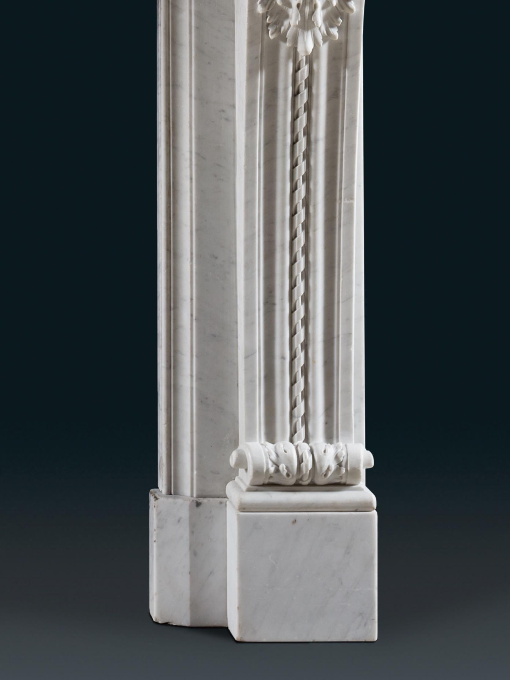 Marbre Cheminée ornée de style Louis XVI en marbre blanc en vente