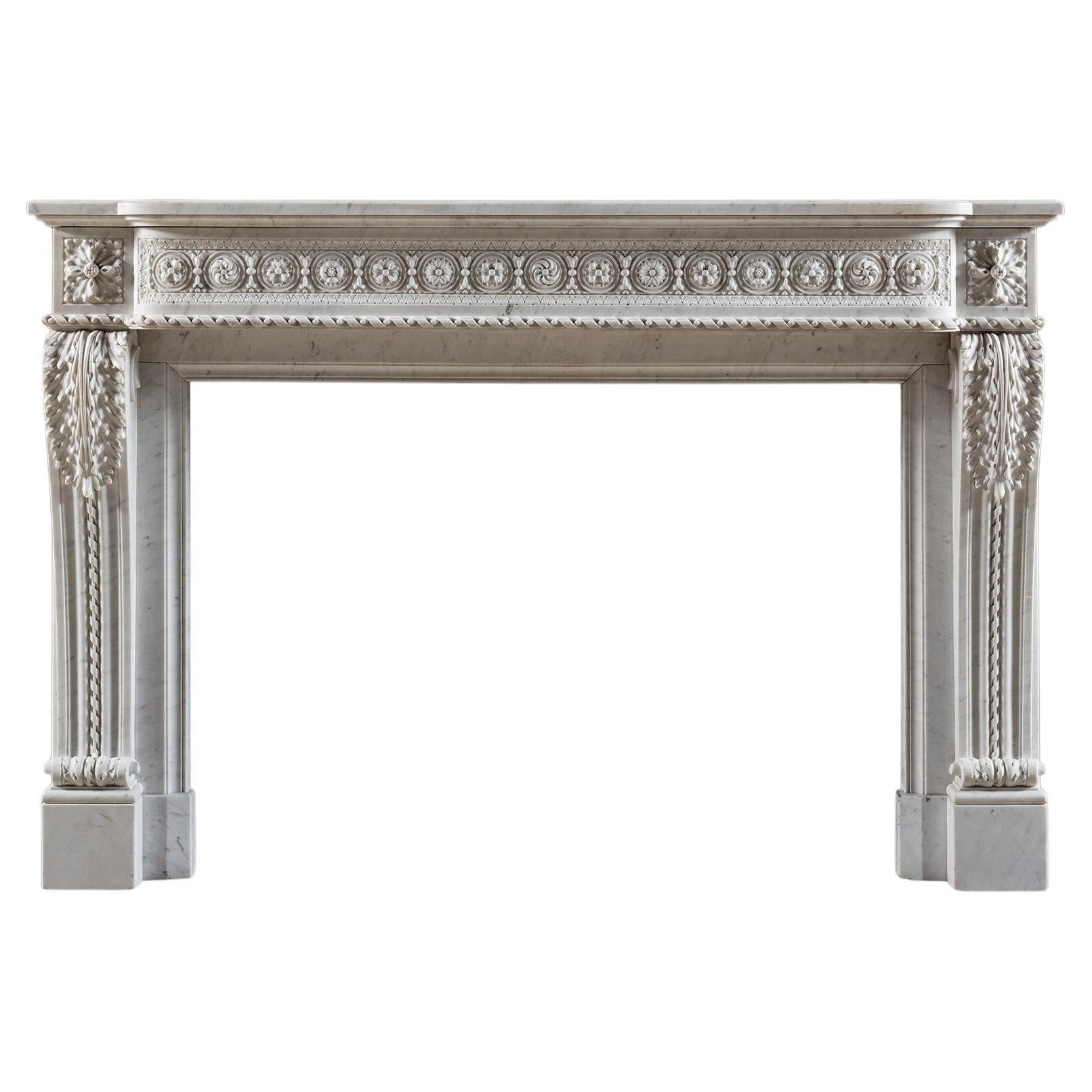 Cheminée ornée de style Louis XVI en marbre blanc