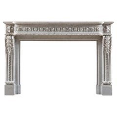 Cheminée ornée de style Louis XVI en marbre blanc