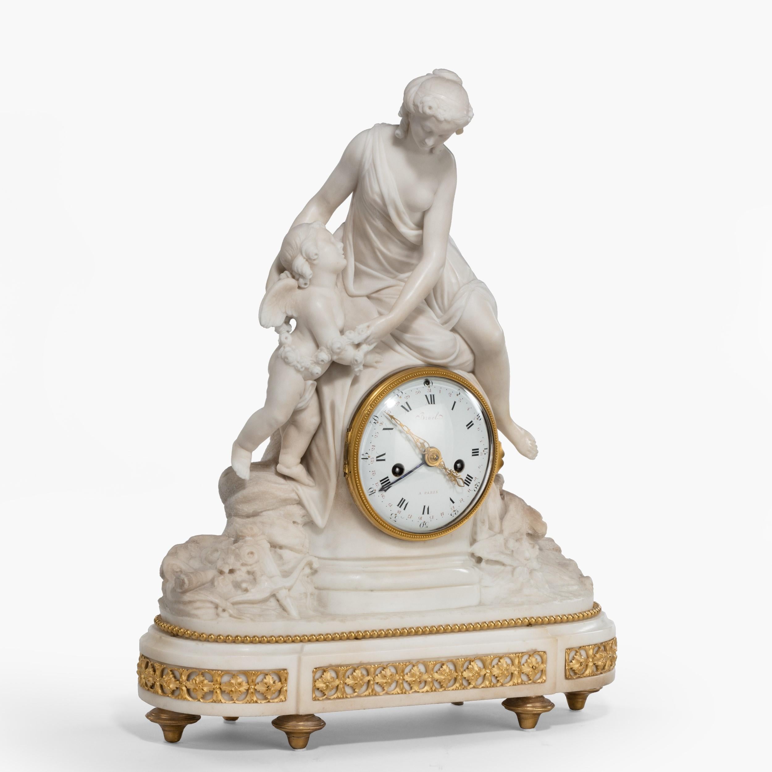 Eine Kaminuhr aus der Zeit Ludwigs XVI. von Bruel aus Paris

Auf einem elliptischen Sockel aus Carrara-Marmor und Ormolu, der von Bronzefüßen getragen wird, ruhen die Figuren von Psyche und Amor auf einem Rocaille-Grund, der das Uhrwerk mit acht