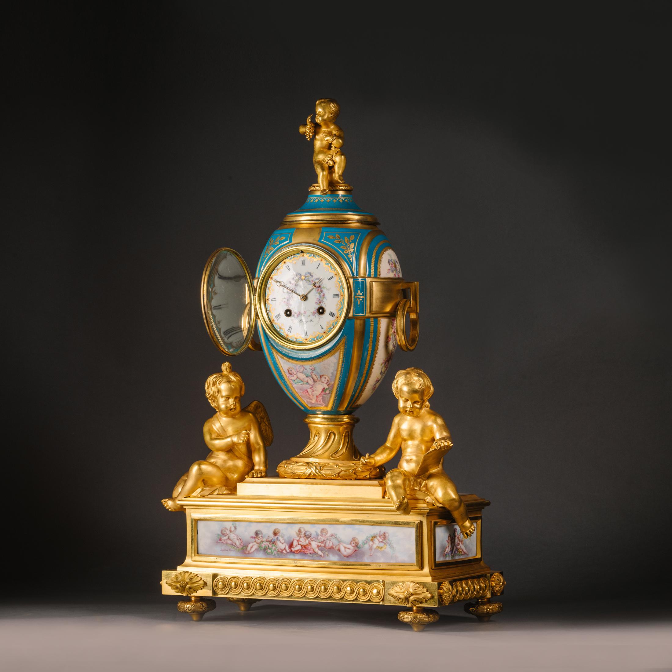 Kaminsimsuhr aus vergoldeter Bronze und Sèvres-Porzellan im Stil Ludwigs XVI. von Raingo Frères, Paris. Die Porzellantafeln sind von Léonard Abel Schilt signiert. 

Das Uhrwerk trägt den Stempel 