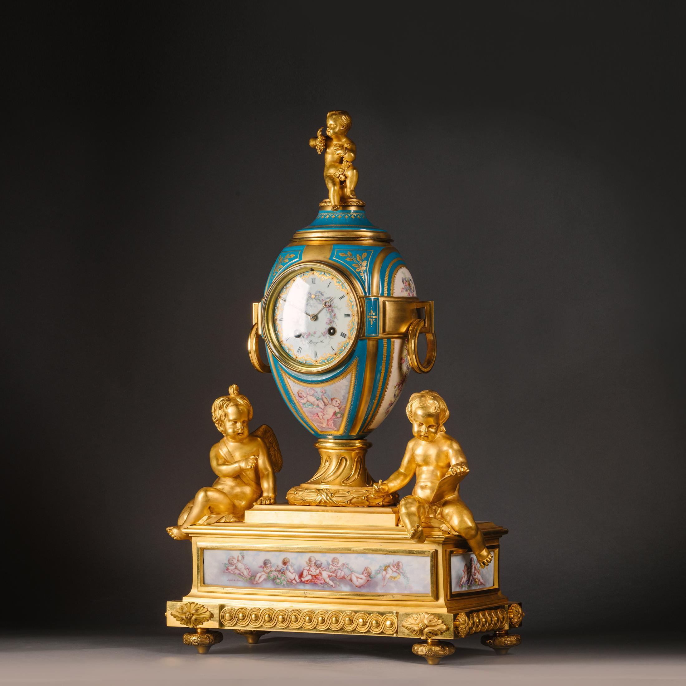 Français Pendule de cheminée en porcelaine de style Louis XVI et de style Sèvres par Raingo Frères en vente